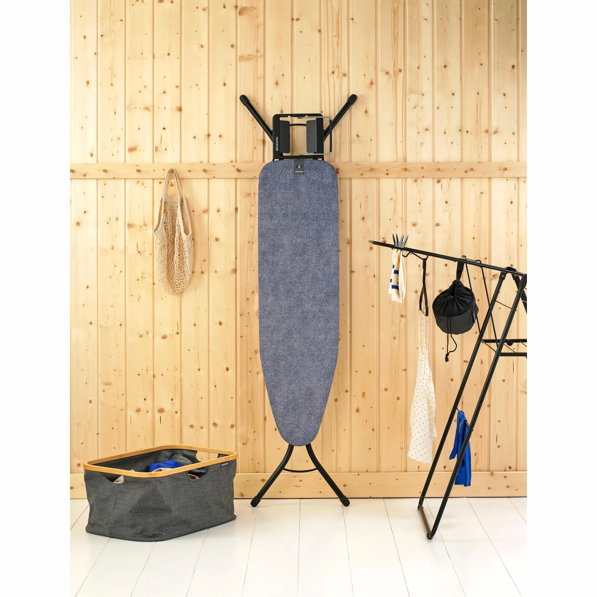 Brabantia - Mesa de Planchar A - para Plancha de Vapor - Universal Ajustable - para Diestros y Zurdos - No se Desliza y No Araña - Plegable - Azul (Denim Blue) - 110x30 cm
