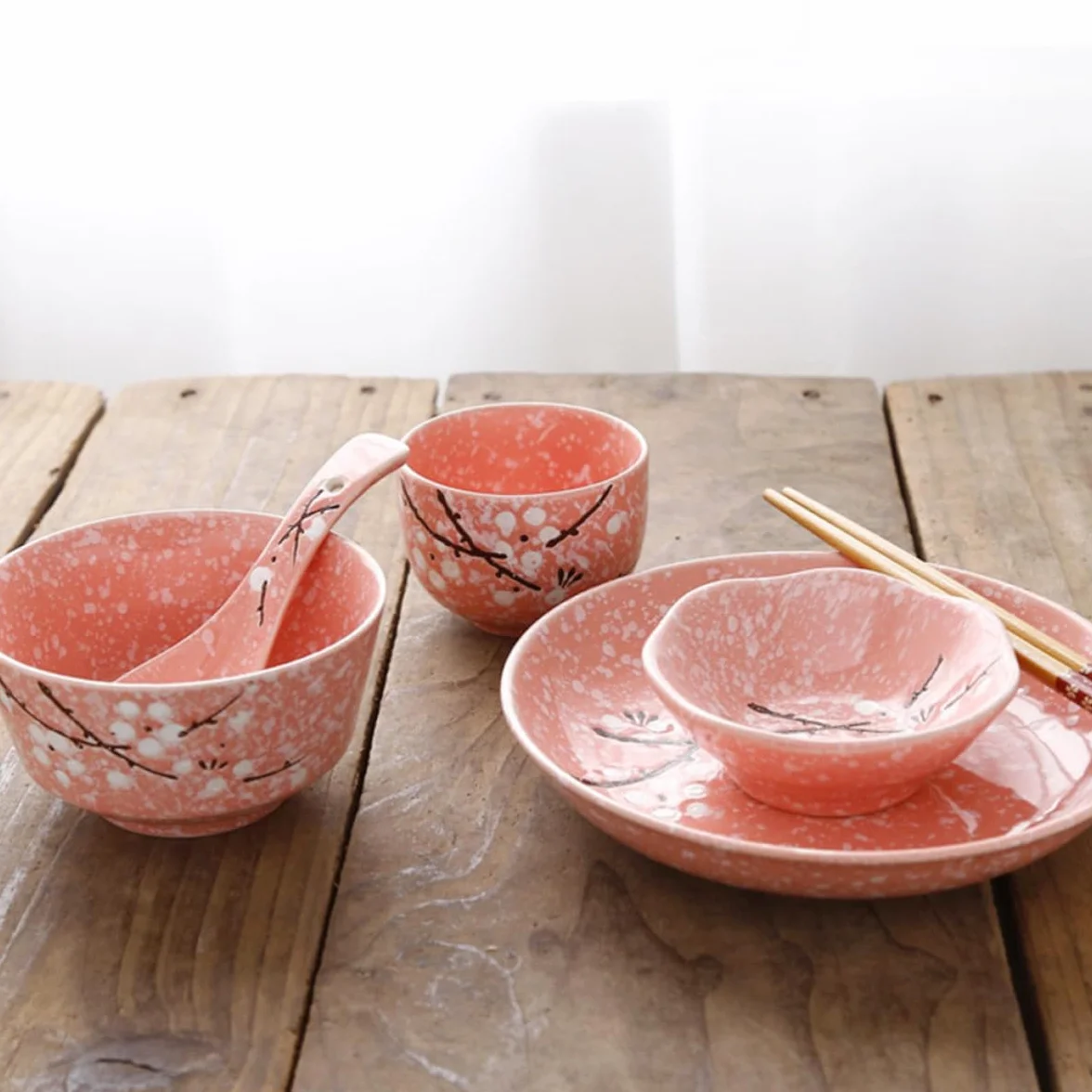 SEWACC Juego de Vajilla Cerámica Estilo Japonés para Cena en Casa, Diseño Delicado Japonesa Rosa de 12 Piezas Utensilios de Cocina para Uso Diario y Hotel