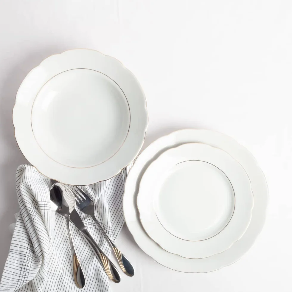 FRANQUIHOGAR - Juego de Vajilla 18 Piezas para 6 Personas - Porcelana Blanca con Filo de Oro, Elegante y Clásico, Incluye Platos Llanos, Hondos, Blanco Con Filo de Oro, Porcelana