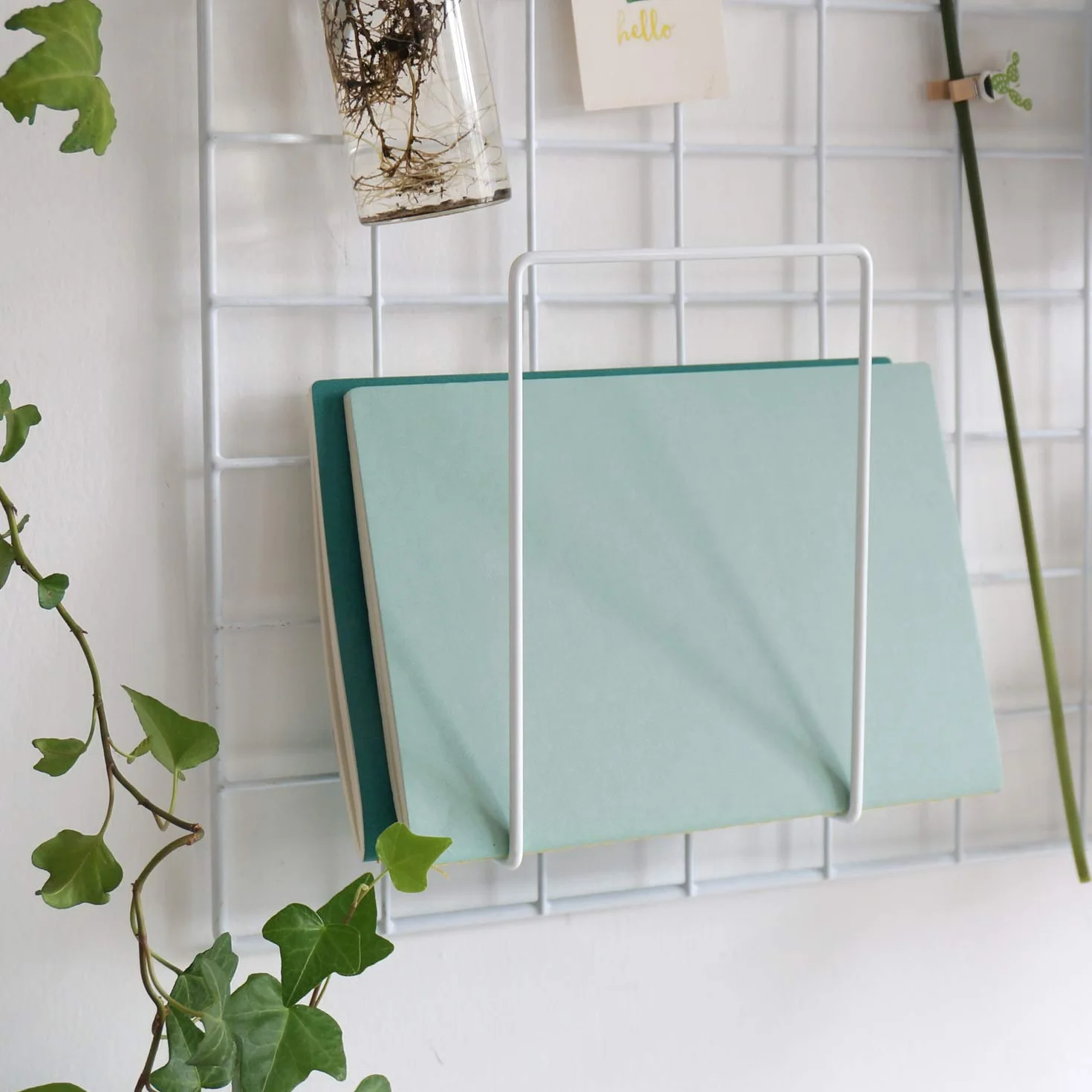 Cesta de pared con ganchos, estantería, estante expositor, organizador de pared y estante de almacenamiento para suministros del hogar, 1 juego de 3