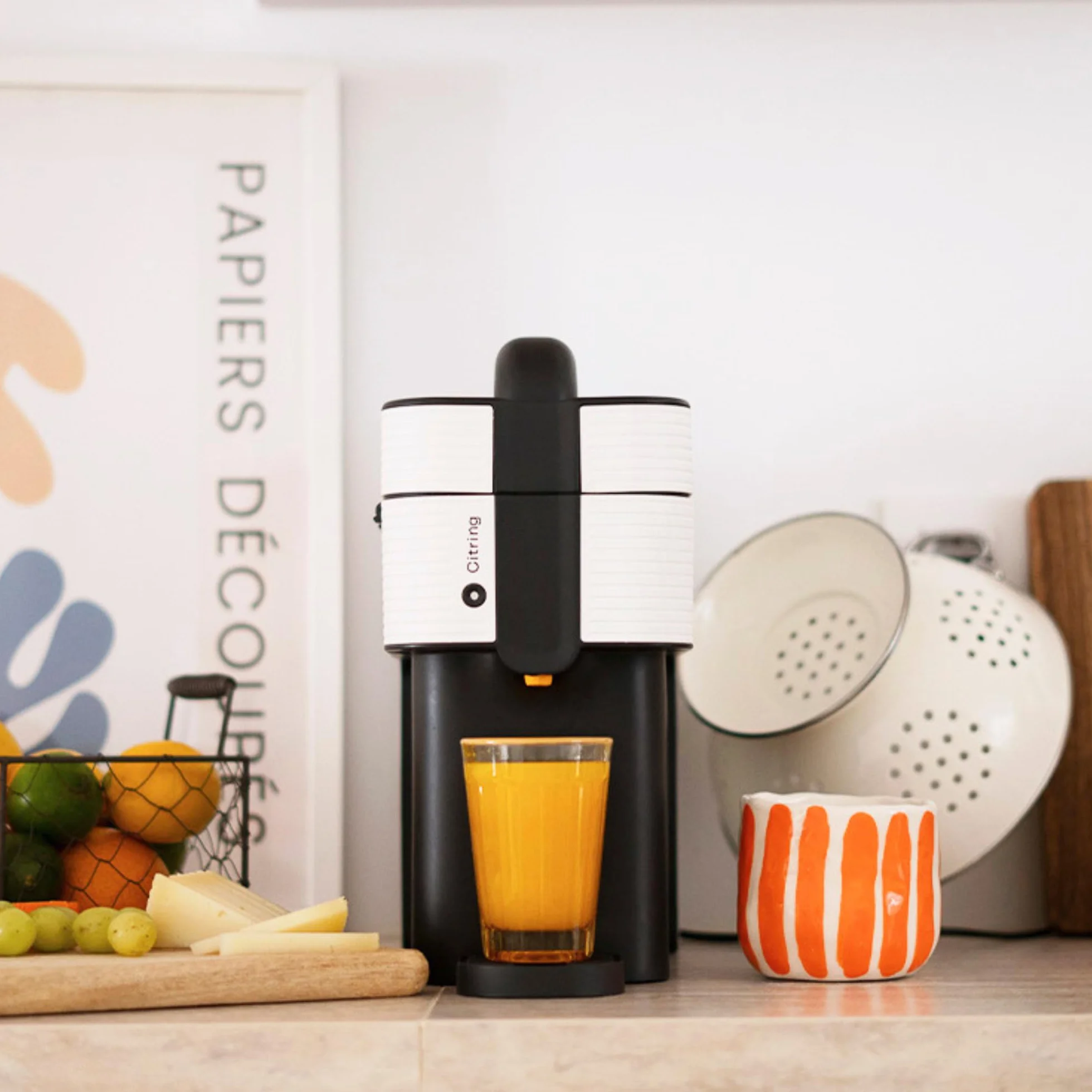 One exprimidor de naranjas electrico automatico | Tu zumo listo en menos de un minuto con solo pulsar un botón - orange juicer machine hecha en España | Más Rápida. Más Limpia. Mejor (BLANCO)