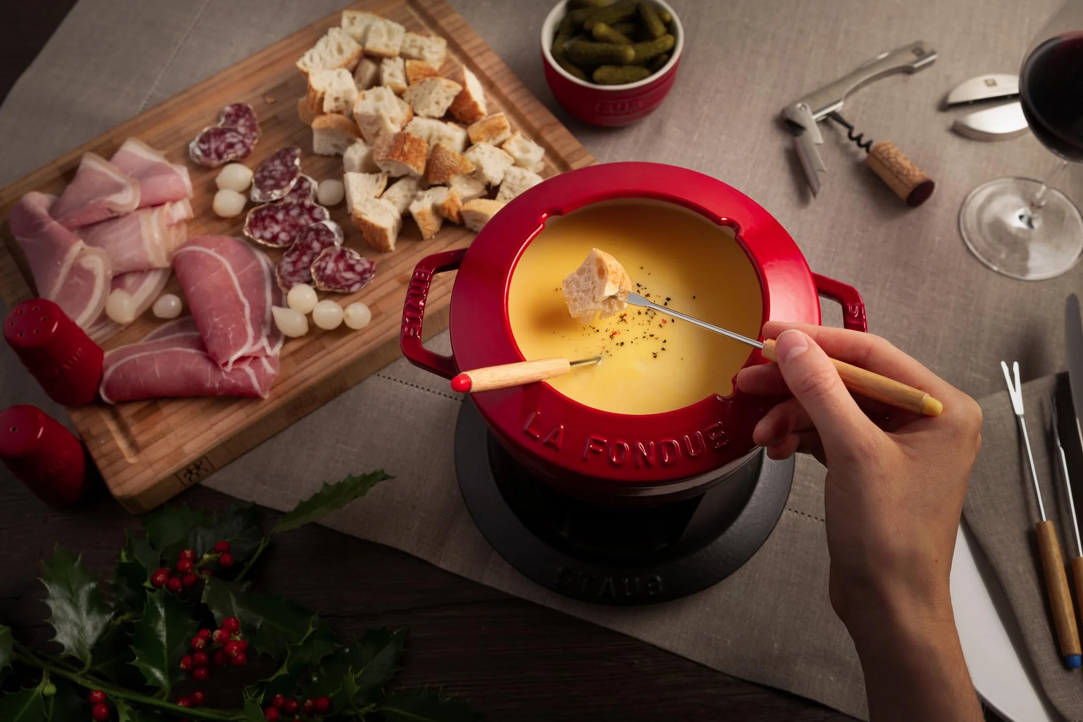 STAUB set de fondue con 6 tenedores, hierro fundido, 20 cm, 2,3 L, para fondue de queso, chocolate y carne, Made in France, rojo cereza