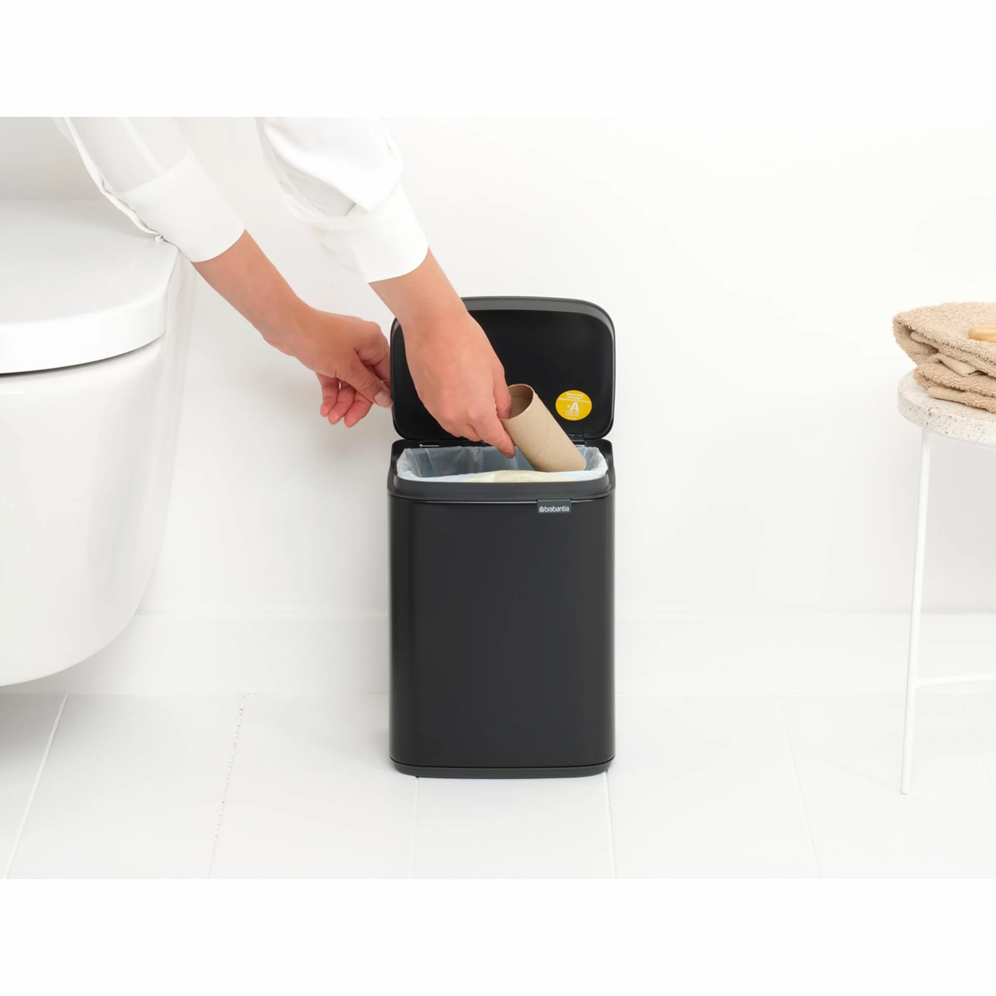 Brabantia Cubo de basura Bo 4 L Negro Mate Tapa apertura fácil cierre suave Montaje en pared