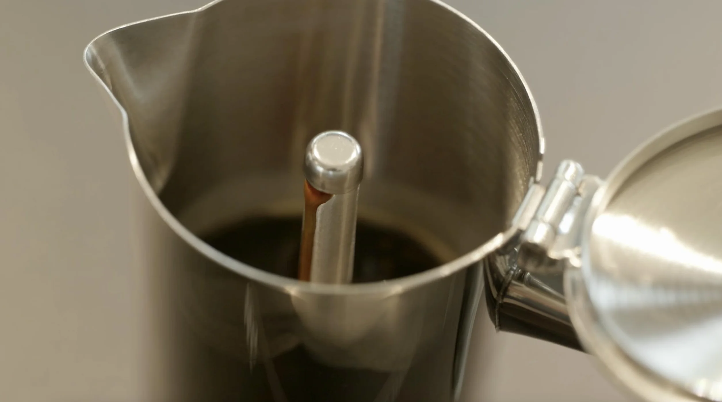 VIA CREMA MOKA DE ACERO INOXIDABLE - Jarra de Espresso de 4/6 Tazas [200/300 ml] (4 Tazas / 200ML)