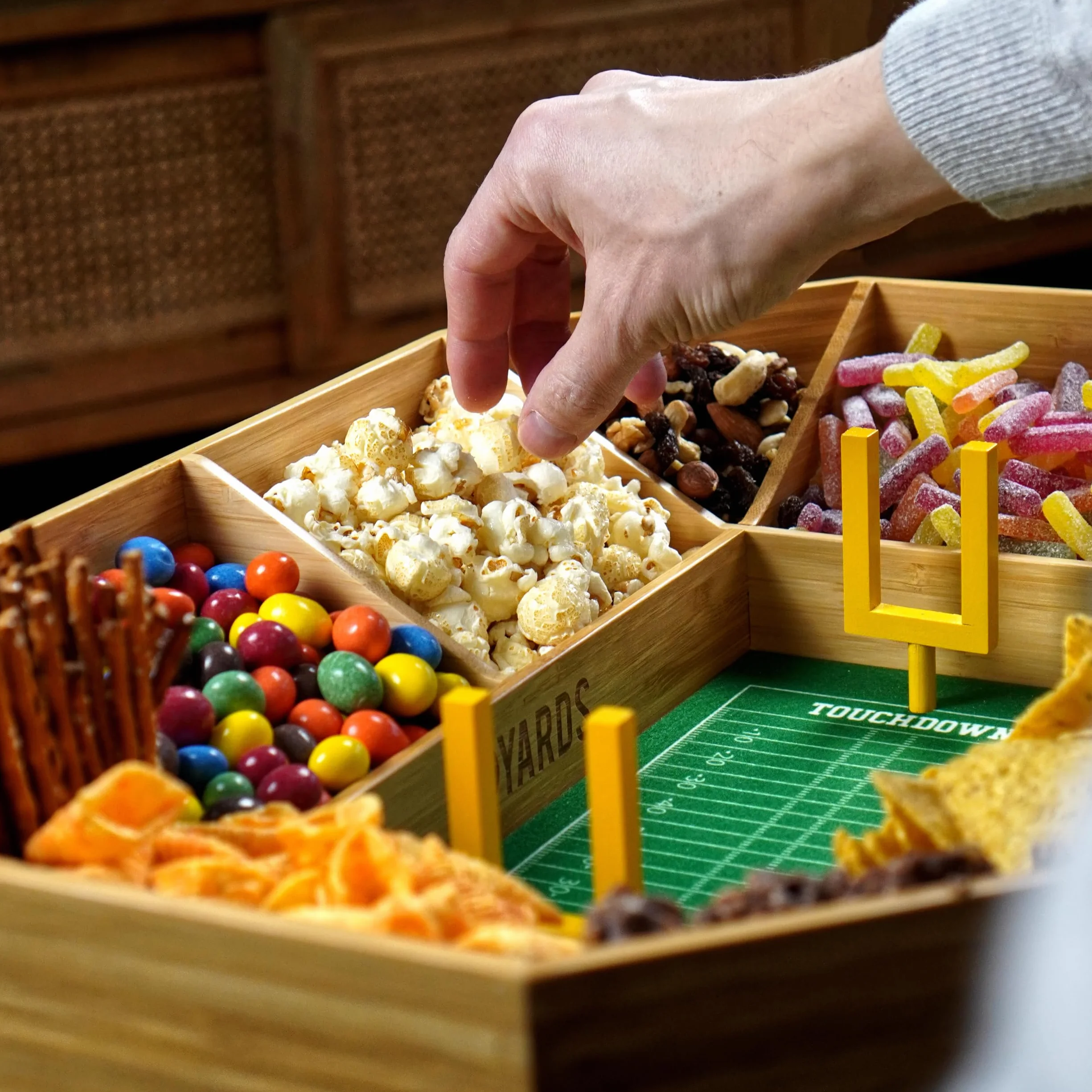 40YARDS American Football Snack Stadium - Estadio para aperitivos de madera de bambú + fieltro (suave) con marcas y 2 goles de campo amarillos | Tamaño: 50 x 36 cm | Construido | Estadio de Football