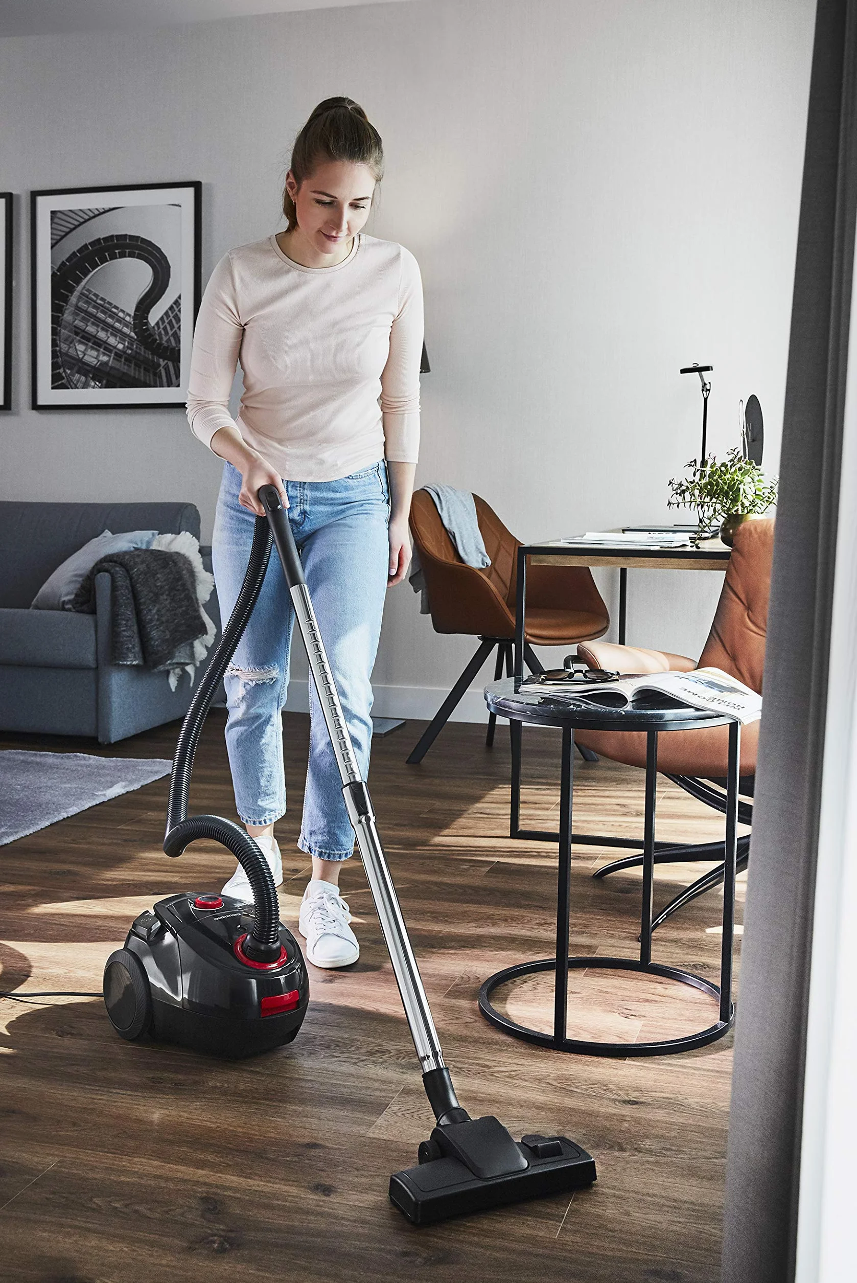 Grundig, VCC 3850 A - Aspiradora con Bolsa, 800 W, 2,1 L, Color Negro y Rojo