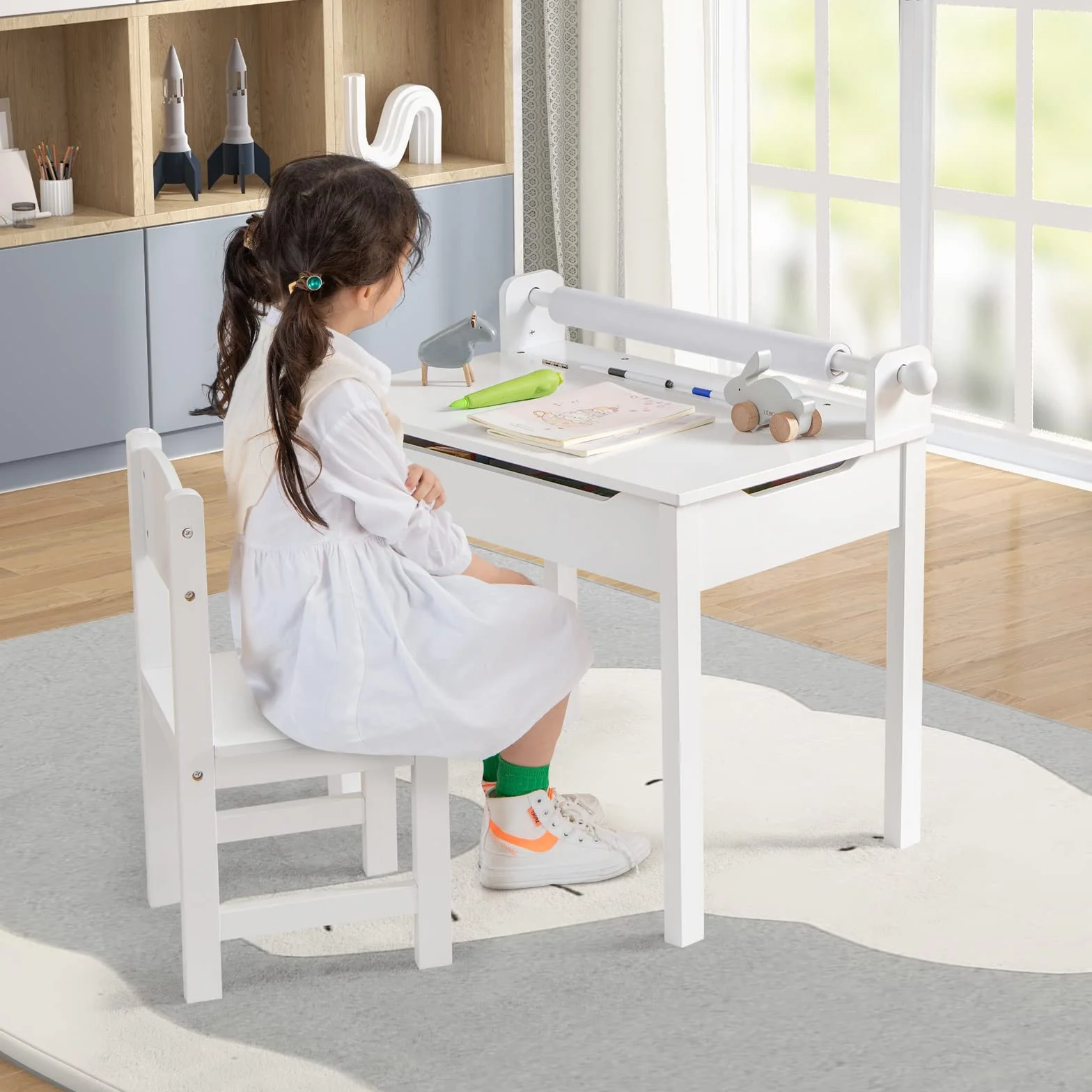 COSTWAY Juego de Mesa y Silla Infantil de Madera, Mesa de Actividades con Soporte para Rollo de Papel, Escritorio para Dibujar y Estudiar (Blanco)