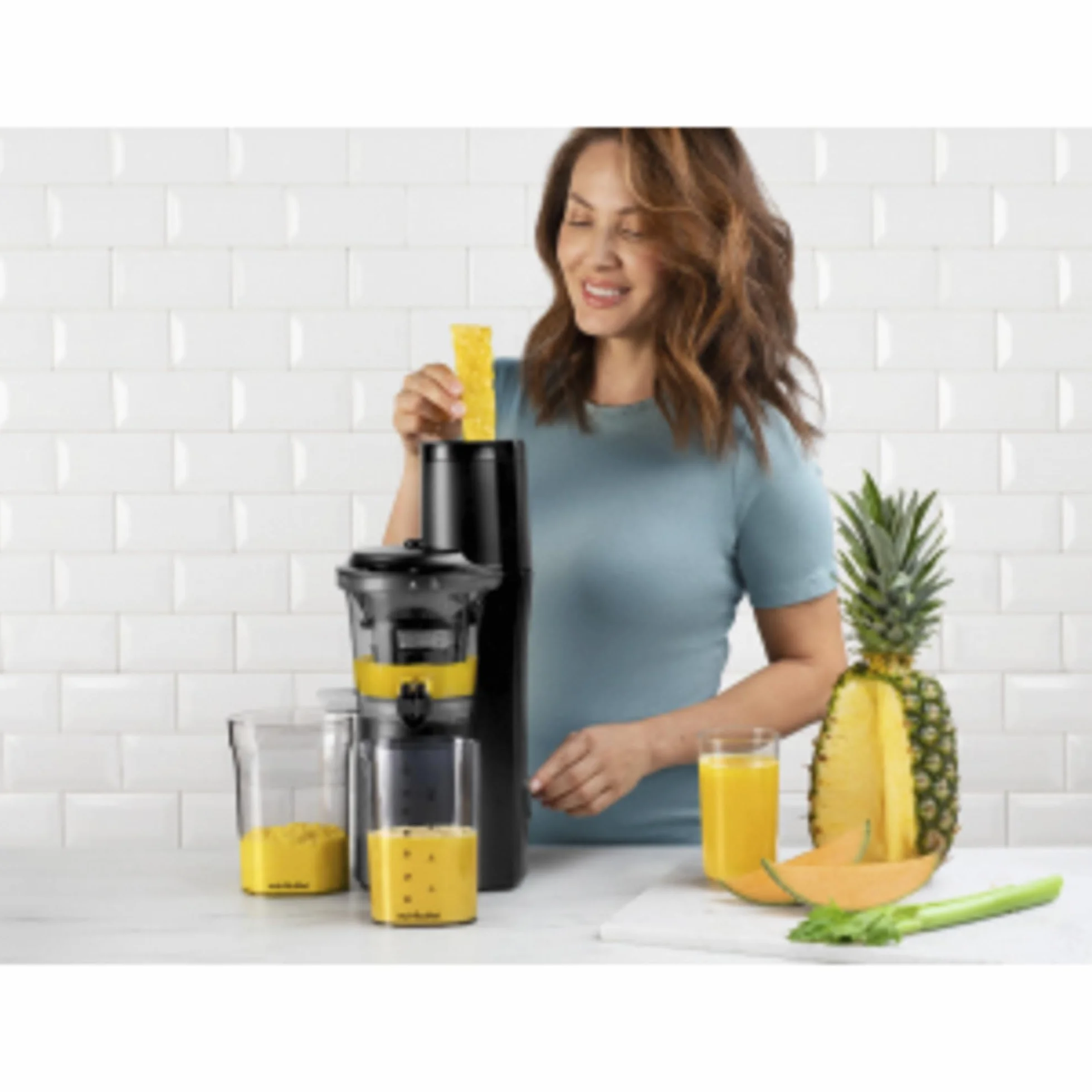 nutribullet Slow Juicer, nutribullet Exprimidor, exprimidor cold press, extractor de zumos de frutas y verduras, capacidad de 700ml, negro, NBJ500