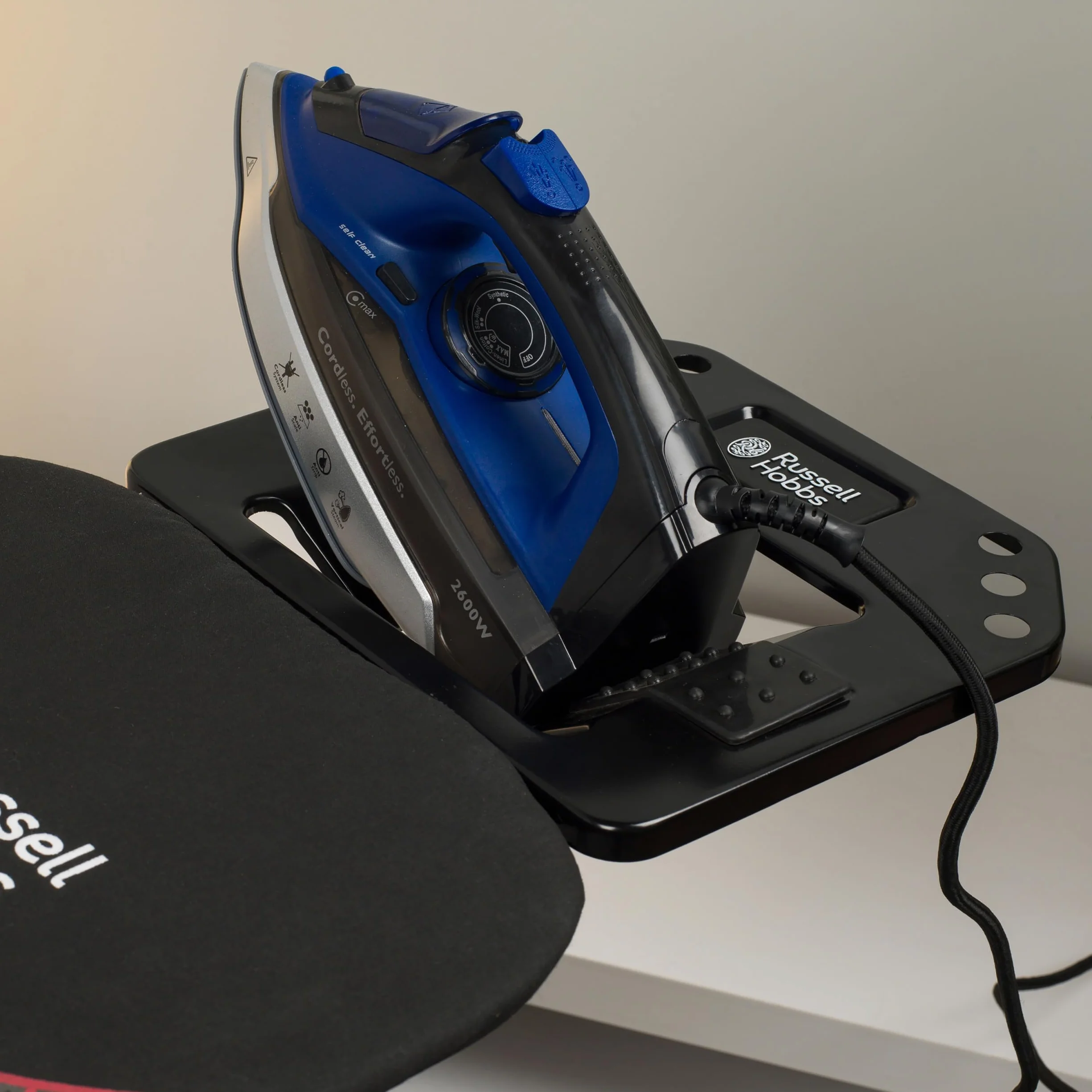 Russell Hobbs LA043153BLK Tabla De Planchar, Portátil Y Facil De Usar, con Ajustes De Altura, Patas Antideslizantes, Metal, Patas Antideslizantes, Incluye Soporte para Plancha, 122 x 38 x 90, Negro
