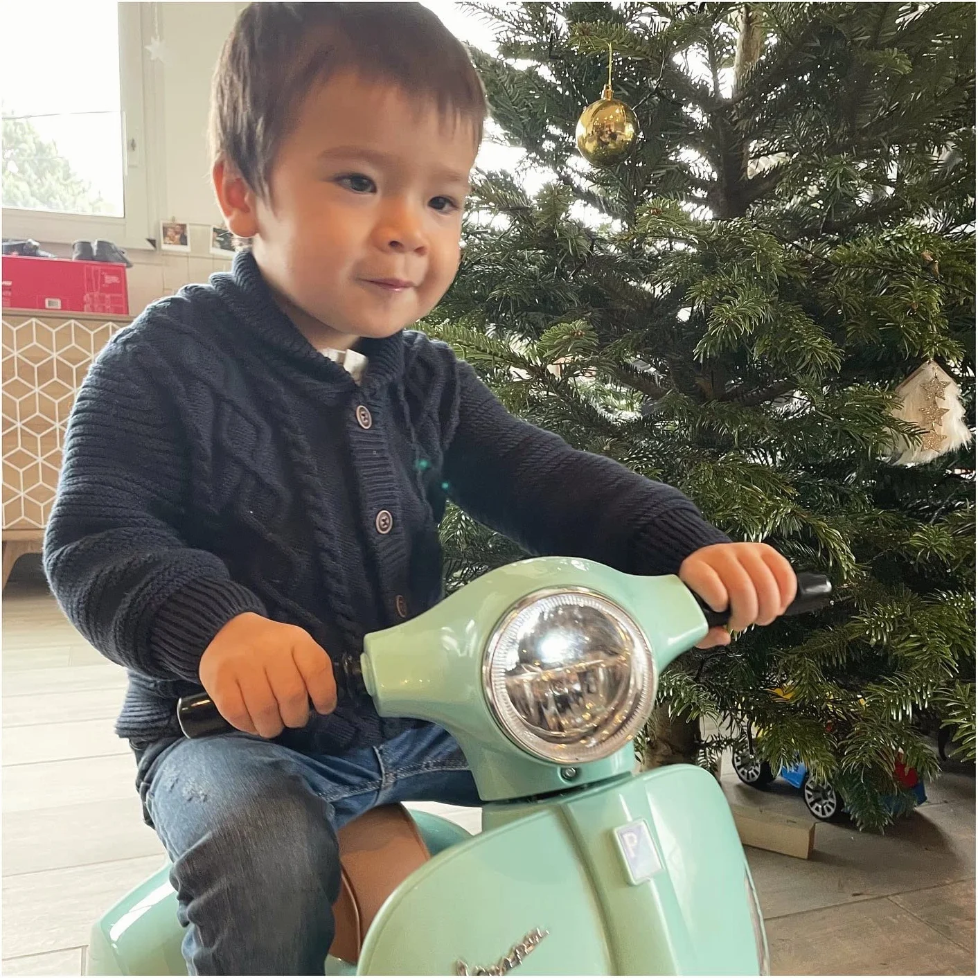Turbo Challenge - Vespa GTS - Portador Eléctrico - 119151 - Scooter - Verde Agua - Listo para Rodar - Máximo 25Kg - Plástico - Baterías Recargables - A Partir de 24 Meses