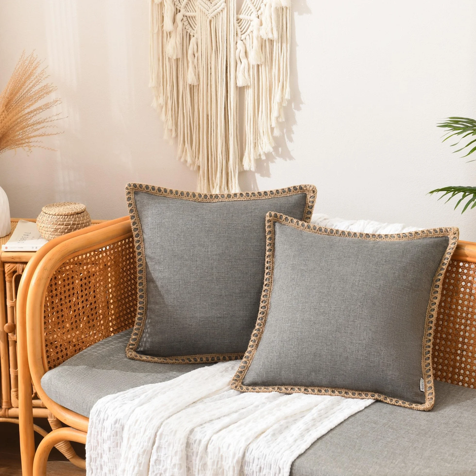 Juego de 2 fundas de cojín de estilo rústico – Fundas de cojín decorativas con ribete de arpillera de lino, para decoración de cama, hogar y exteriores (2 unidades, 65 x 65 cm, gris 3/borde de lino) | Juego de 2 fundas de cojín de arpillera con bordes a m