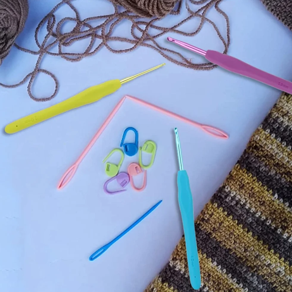 QLRFFLJOY Juego de 39 agujas de ganchillo con estuche, herramienta de tejido de hilo de bricolaje, kit de iniciación de ganchillo para principiantes, incluye agujas de ganchillo coloridas, una bola de
