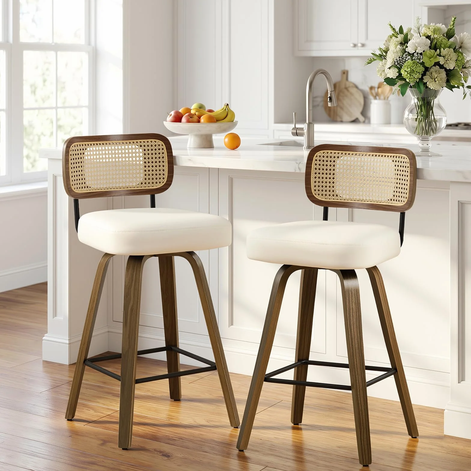 Bekrvio Juego de 2 taburetes giratorios de bar, altura de asiento 65 cm, con respaldo, tapizados en cuero PU y patas de madera de nogal, taburete de mostrador de estilo mid-century con reposapiés de
