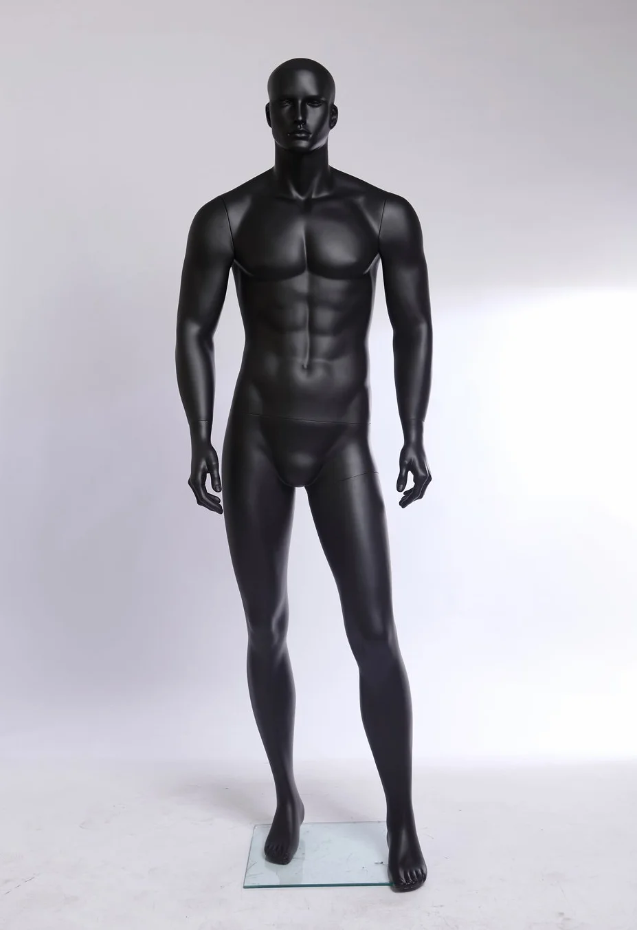 Maniquí masculino de fibra de vidrio negro mate con placa base de metal y espuma