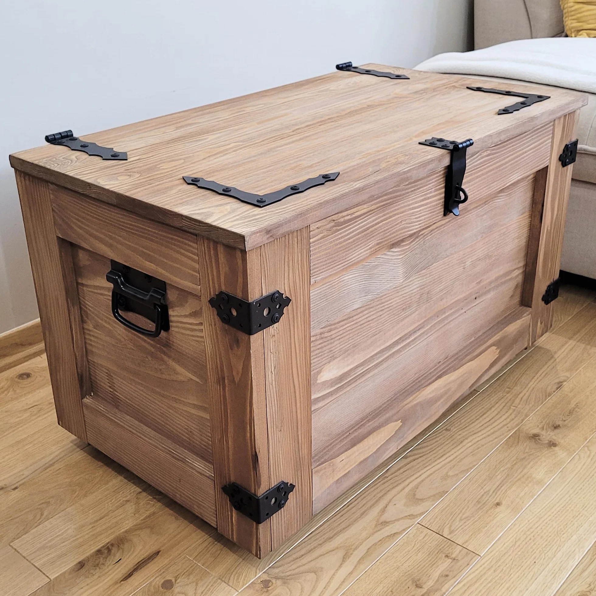 weeco Baúl de madera con estante móvil y ruedas, caja de madera con cajón deslizante, cofre del tesoro de madera, caja de almacenamiento con tapa plegable, 80 x 47 x 45 cm, 24 kg, color wengué