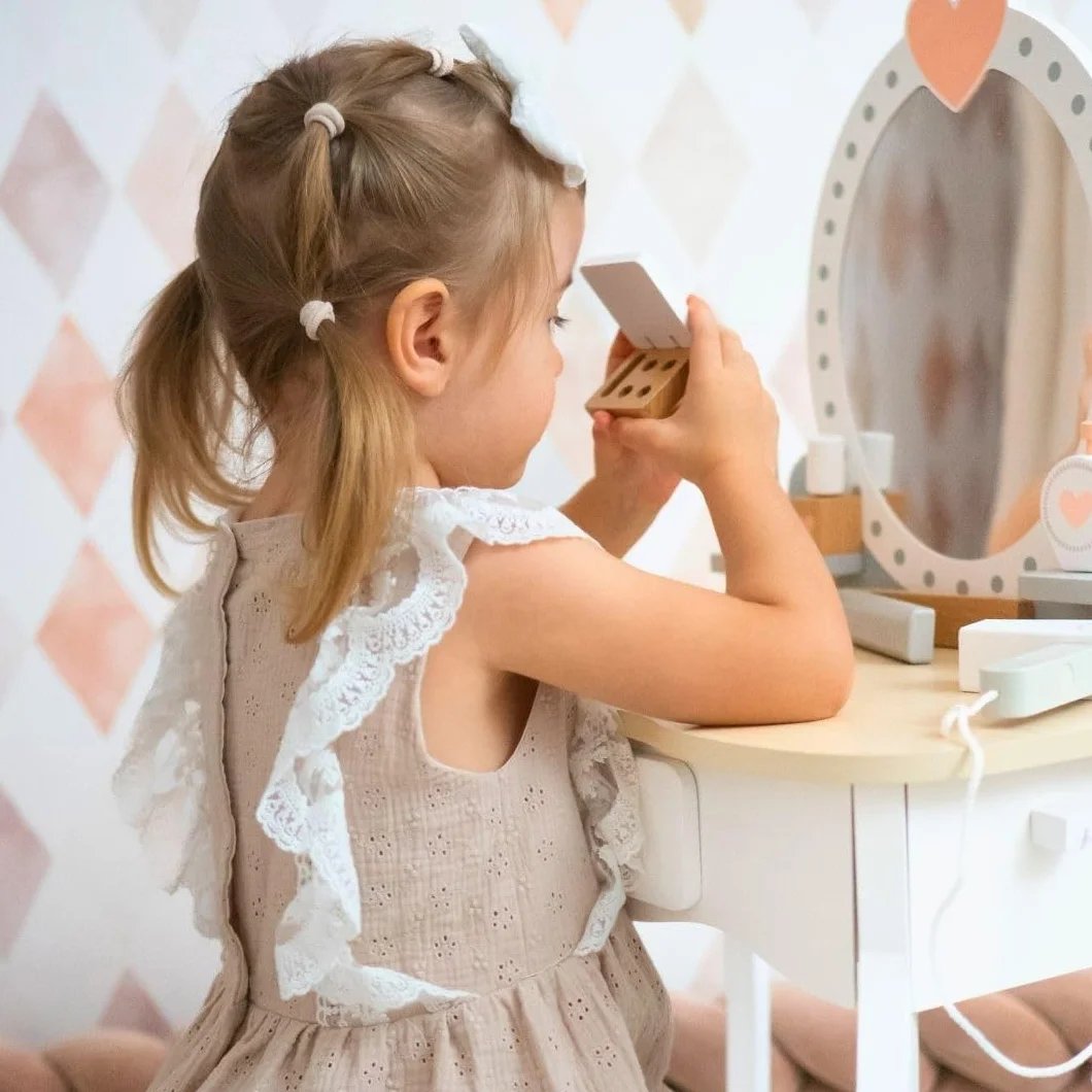 Mamabrum Maquillaje de Madera Dresser para Niñas - Vanidad con Perfume, Esmalte de Uñas, Cepillo y Lazos