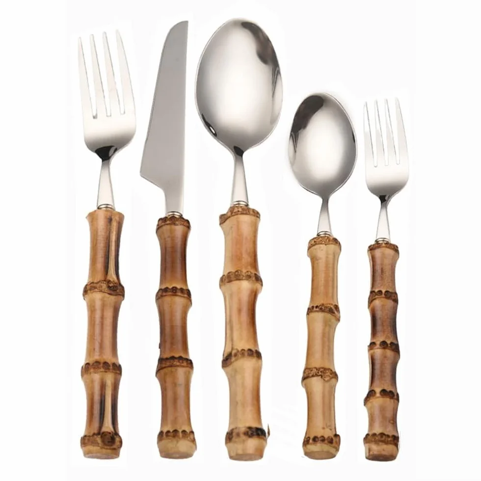 Este Juego de Cubiertos de Acero Inoxidable con Mango de bambú de 24 Piezas Incluye Cuchillos, Tenedores y cucharas, además de un Soporte para Cubiertos. Ideal para el hogar, para Servir Car