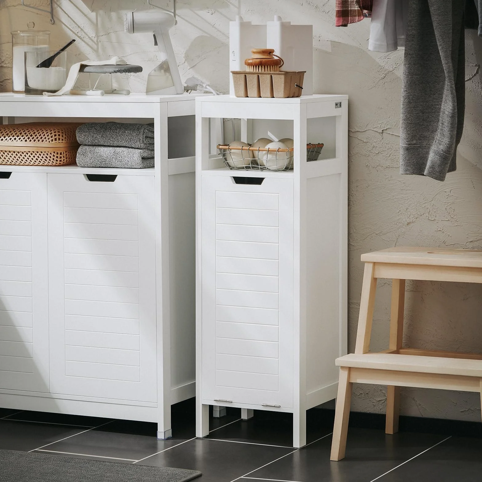 SoBuy Mueble Baño con Cesto para Ropa Sucia – Armario Compacto con Bolsa Abatible –Mueble Columna Baño Blanco, 30 x 90 x 30 cm, BZR122-W