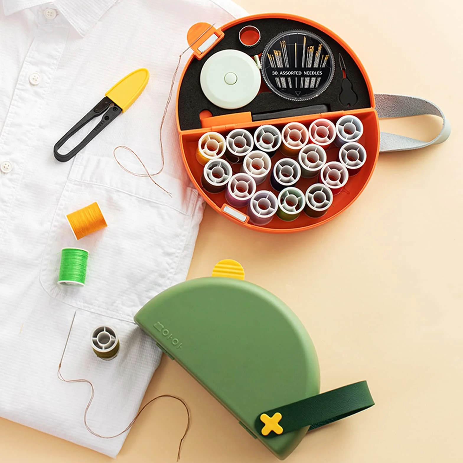Kit de costura, caja de costura, mini caja de almacenamiento de kit de costura, la caja de costura es fácil de transportar y almacenar adecuada para estudiantes, viajes, principiantes, familias, verde
