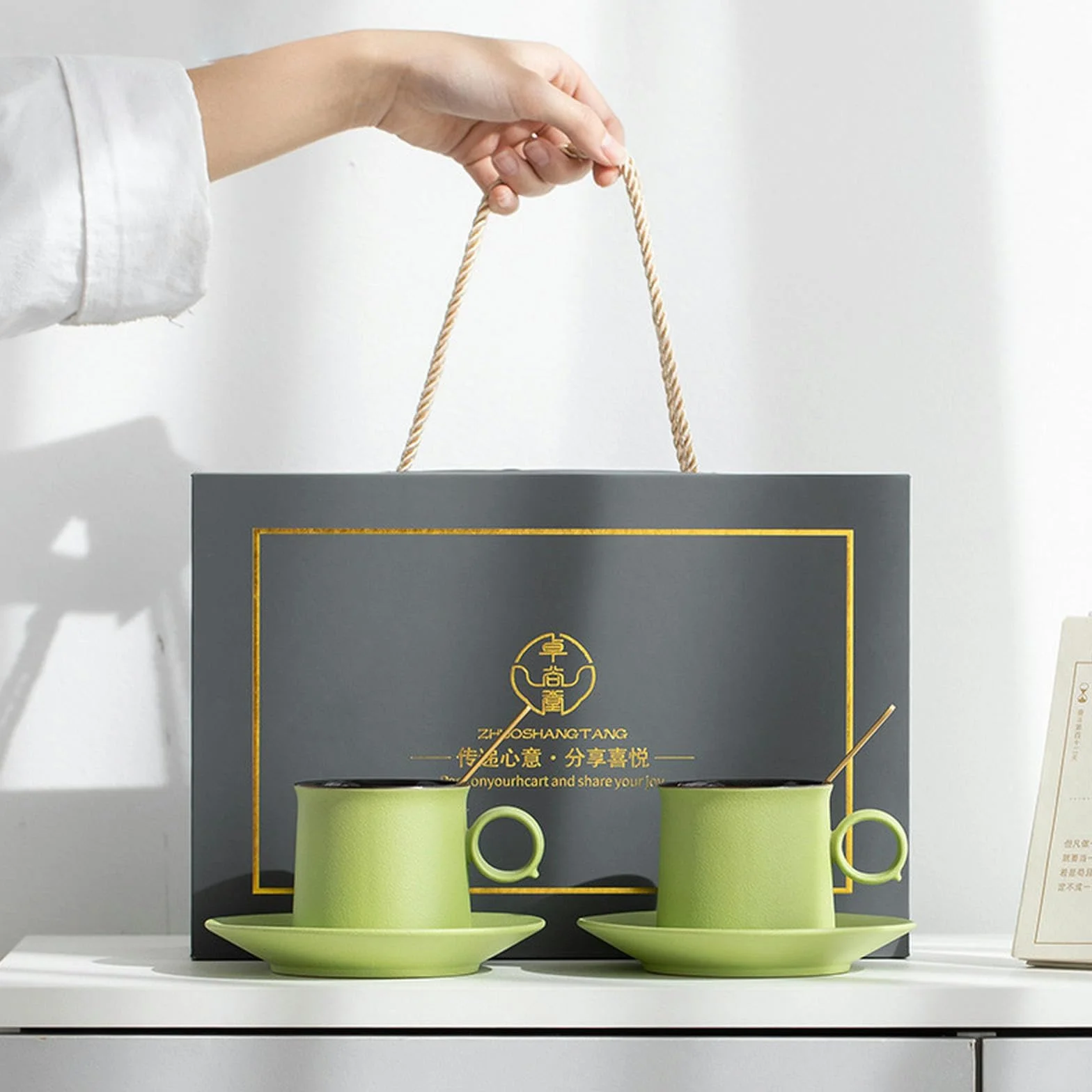 CAPIJIONG Juego de taza de café y plato de cerámica para pareja con cuchara, taza de agua de marca de té de la tarde, caja de regalo premium, (verde) versión corta -130ml/4.5oz