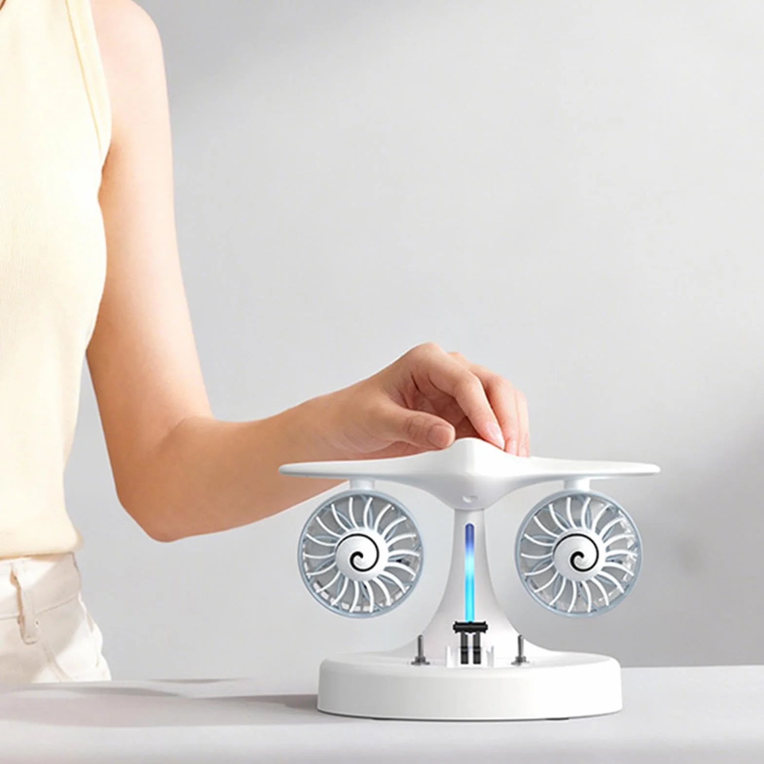 Ventilador de Escritorio Portátil Recargable con Nebulización y Luces | Ventilador Personal de Escritorio Pequeño y Silencioso para Oficina en Casa Apartamento Escuela Salón Verano Viaje Camping T