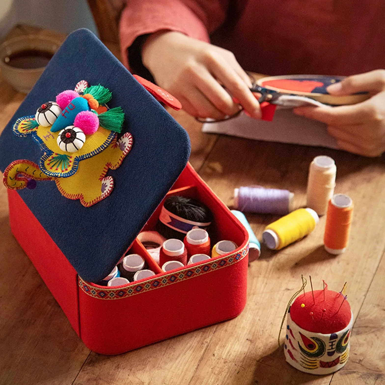 Caja de Costura, Kit de Costura, Caja de Costura Bordada Hecha a Mano con Accesorios, Adecuada for Principiantes, Mujeres, Rojo, 15,5x23 cm