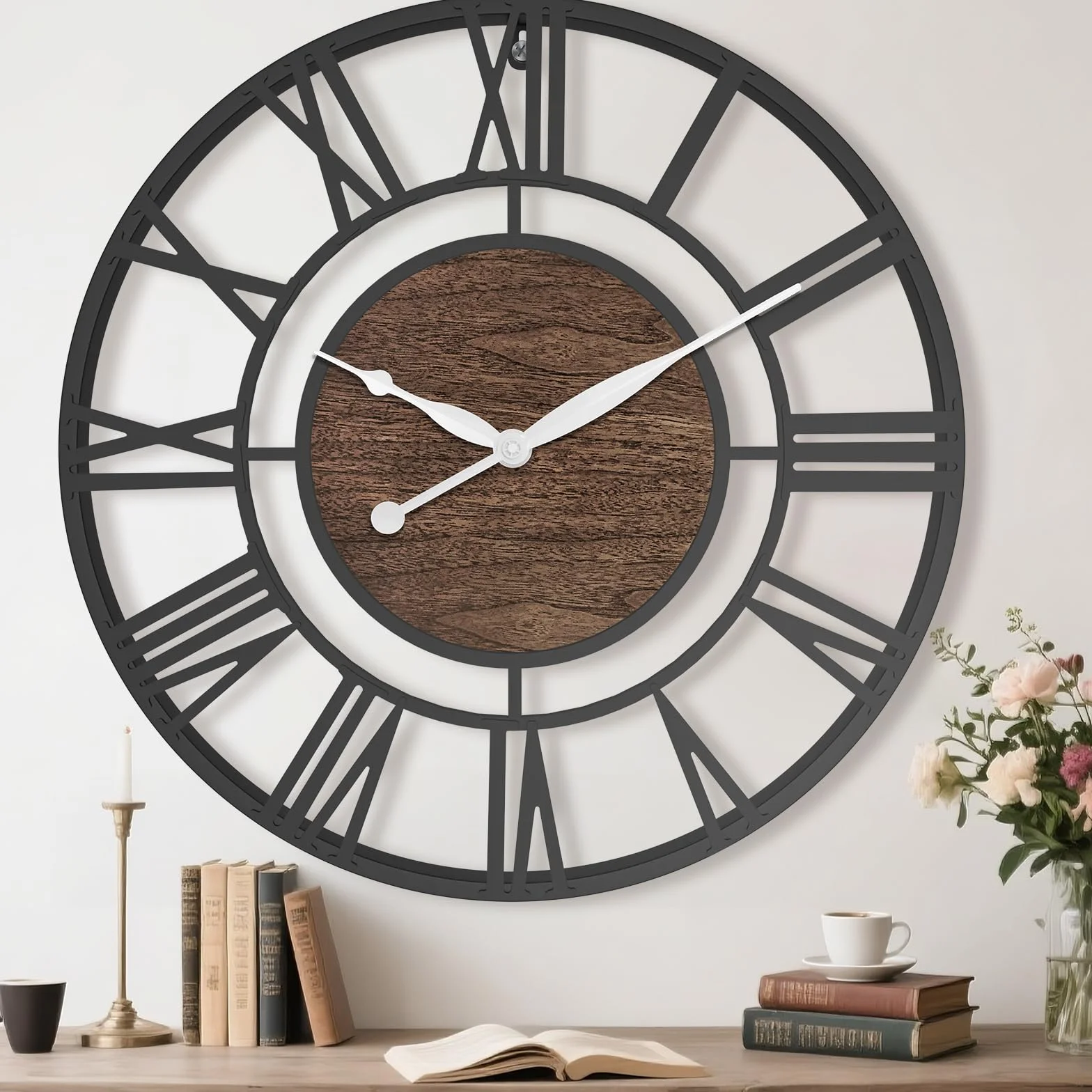 Pytha Sight Reloj de pared extra grande para sala de estar, grande, negro, 60 cm, metal, moderno, decorativo, números romanos, reloj de pared silencioso con elegante esfera de nogal para cocina