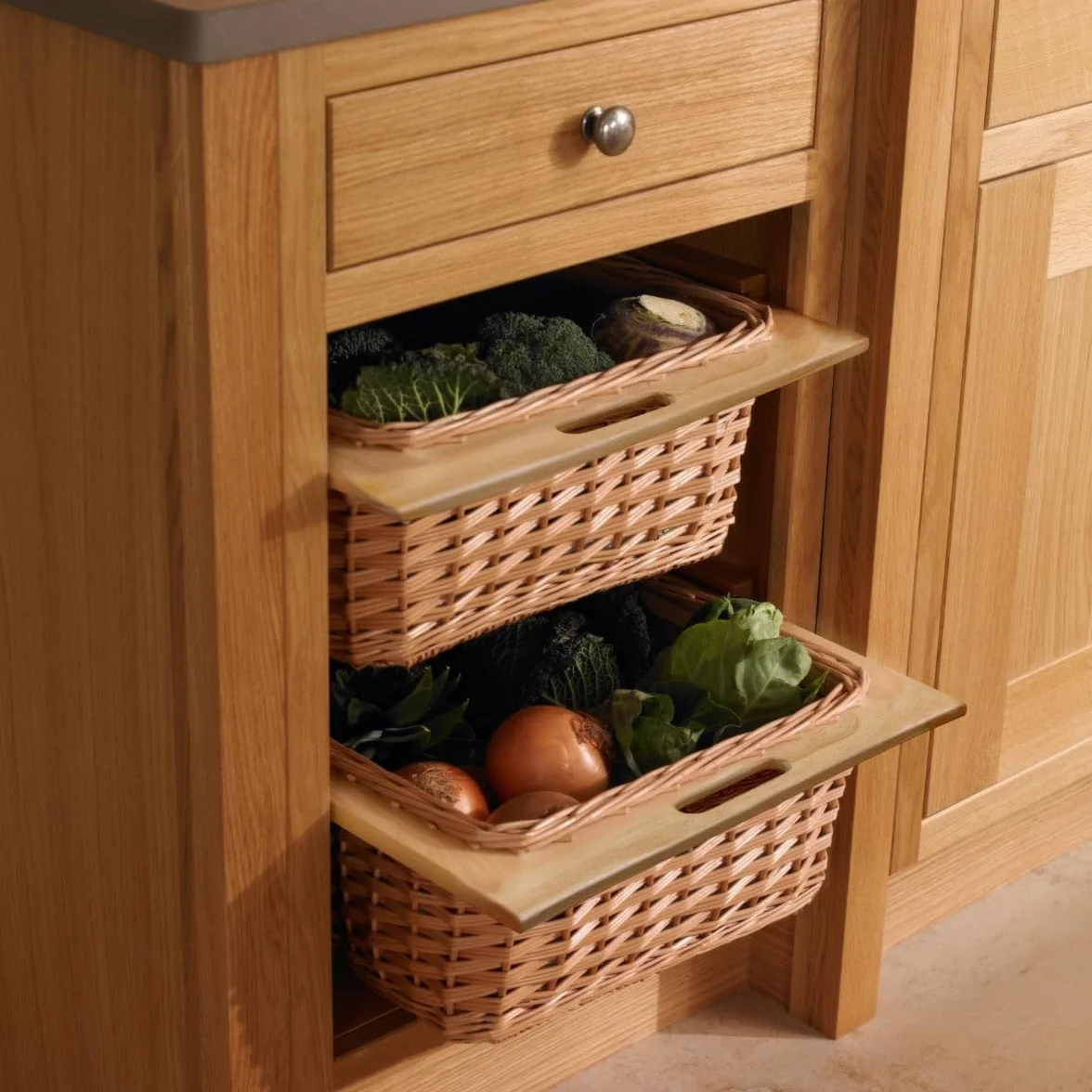 Cestas de Mimbre y Pino para Cocina – Set de 2 – Compatible con Gabinetes de 50cm -con Corredores de Madera de Pino – Diseño Rústico y Duradero – Soporta 10kg por Cesta – Kit de Fijación Incluido