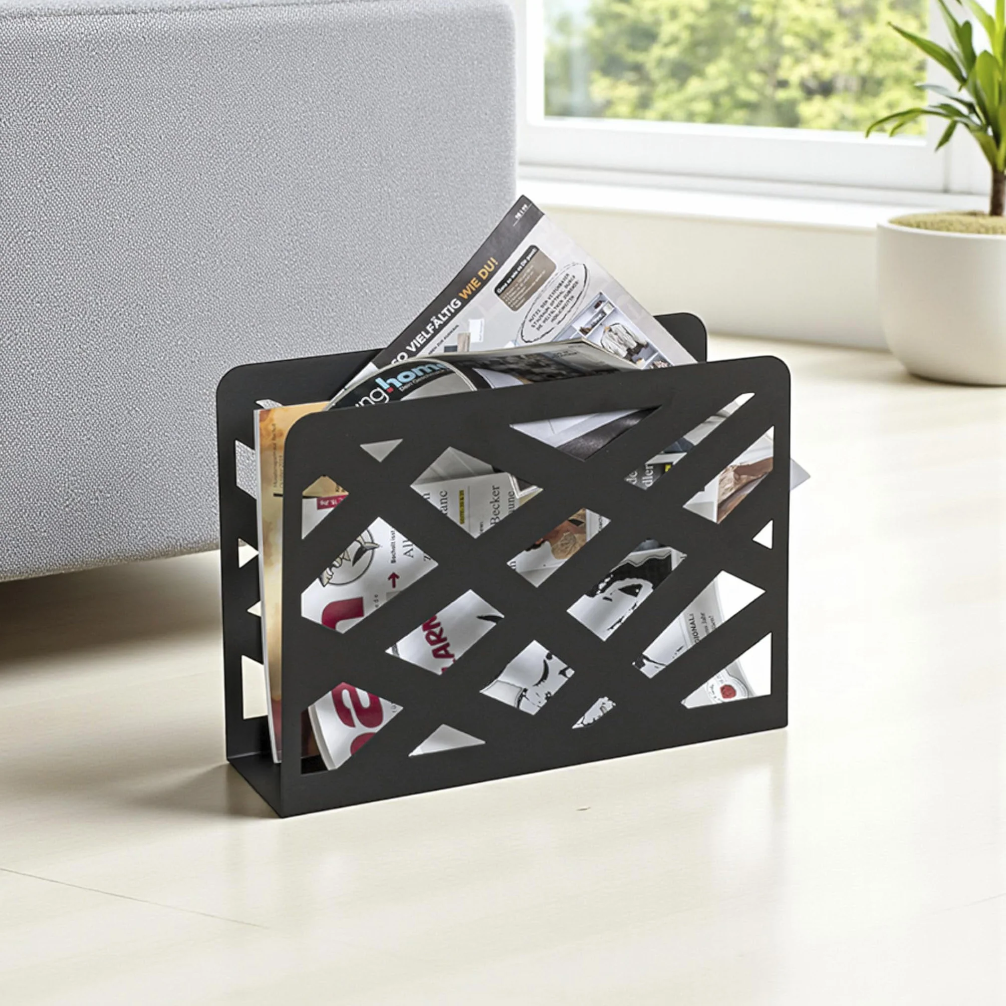 HAKU Revistero de metal negro con perforaciones trapezoidales, soporte para periódicos y cesta para revistas, An 35 x Al 26 x Pr 10 cm