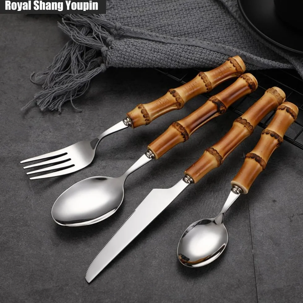 Este Juego de Cubiertos de Acero Inoxidable con Mango de bambú de 24 Piezas Incluye Cuchillos, Tenedores y cucharas, además de un Soporte para Cubiertos. Ideal para el hogar, para Servir Car