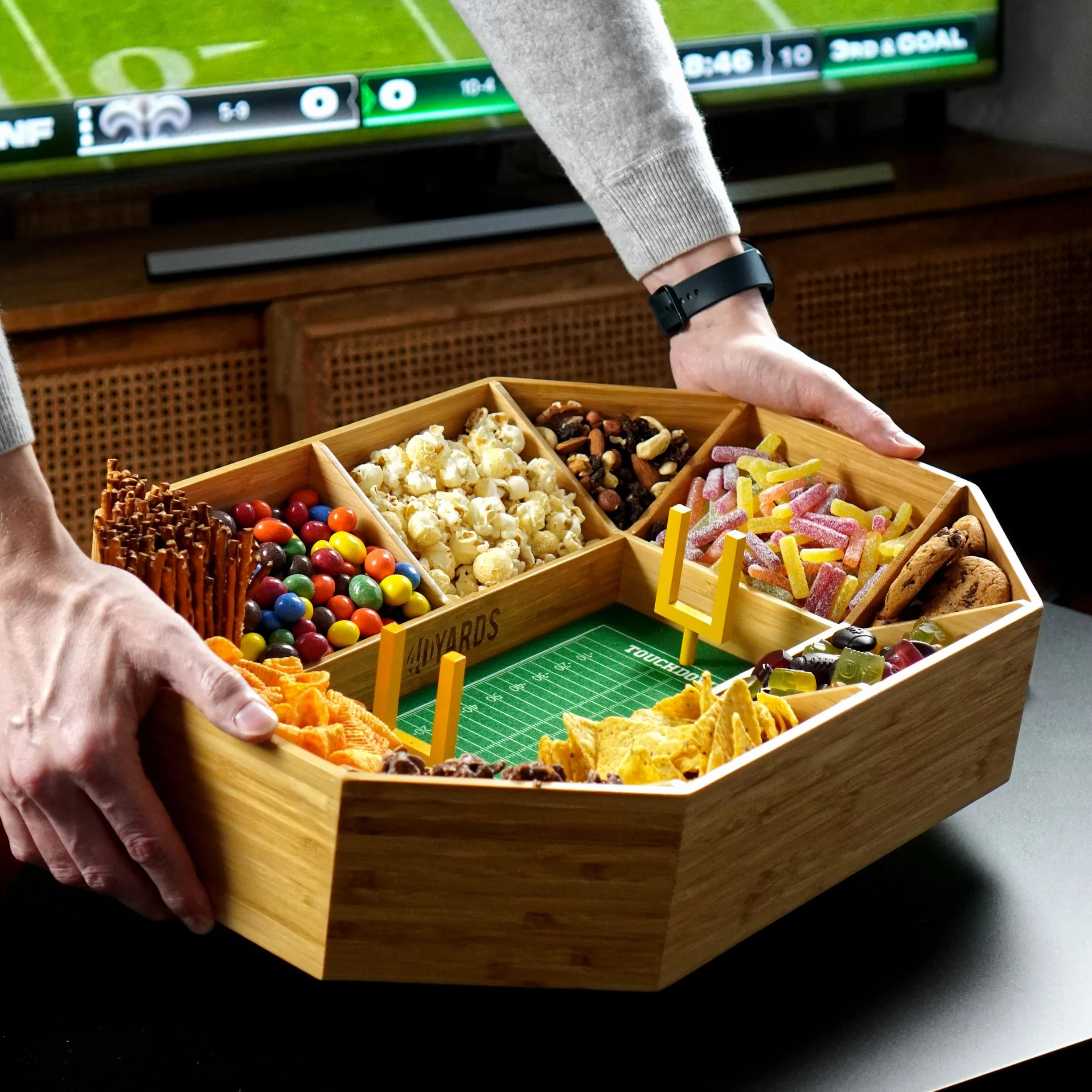 40YARDS American Football Snack Stadium - Estadio para aperitivos de madera de bambú + fieltro (suave) con marcas y 2 goles de campo amarillos | Tamaño: 50 x 36 cm | Construido | Estadio de Football