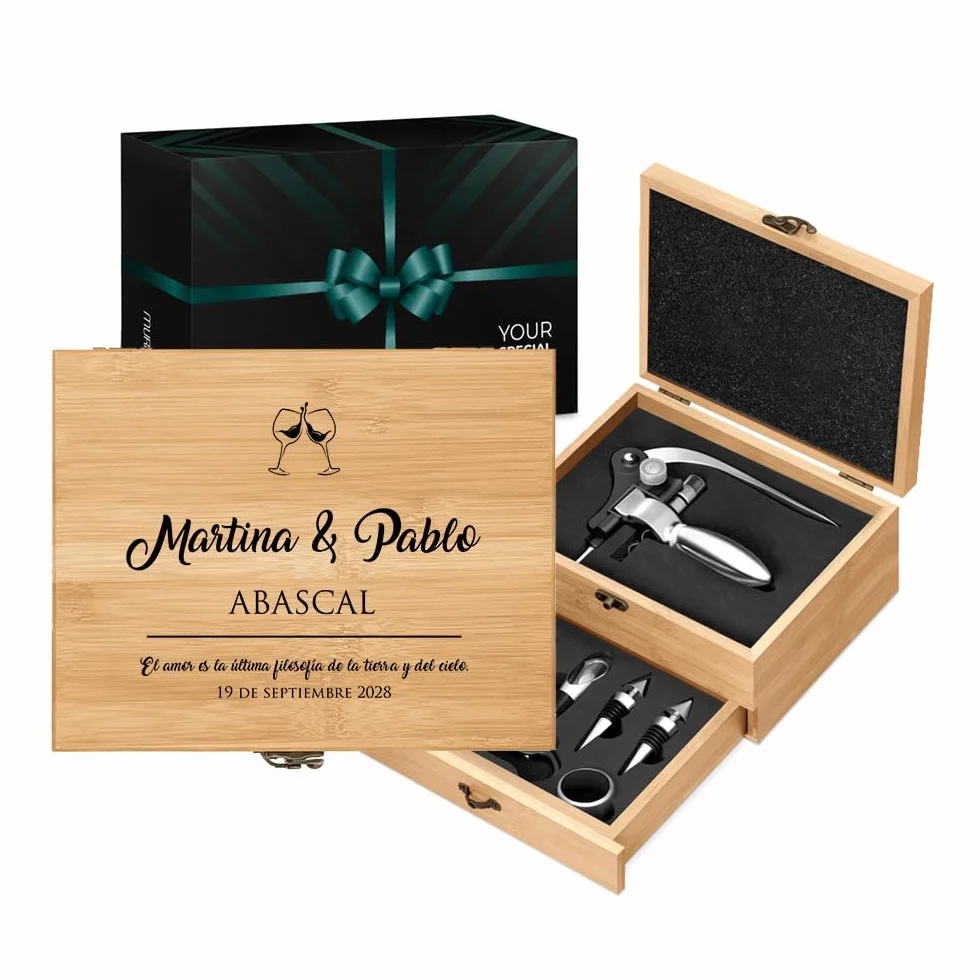 Maverton Set de Vino Personalizado - Regalos Originales para Hombre y Mujer - Caja de Bambú con Tapa - Incluye Tapones Sacacorchos Termómetro y Anillo Antigoteo - Para Aniversario Boda Parejas - Cielo