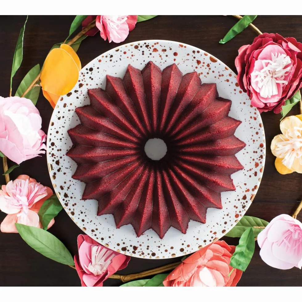 Brilliance Bundt Pan, molde de aluminio fundido para tartas con patrón radiante, utensilios para hornear de primera calidad fabricados en los Estados Unidos, dorado