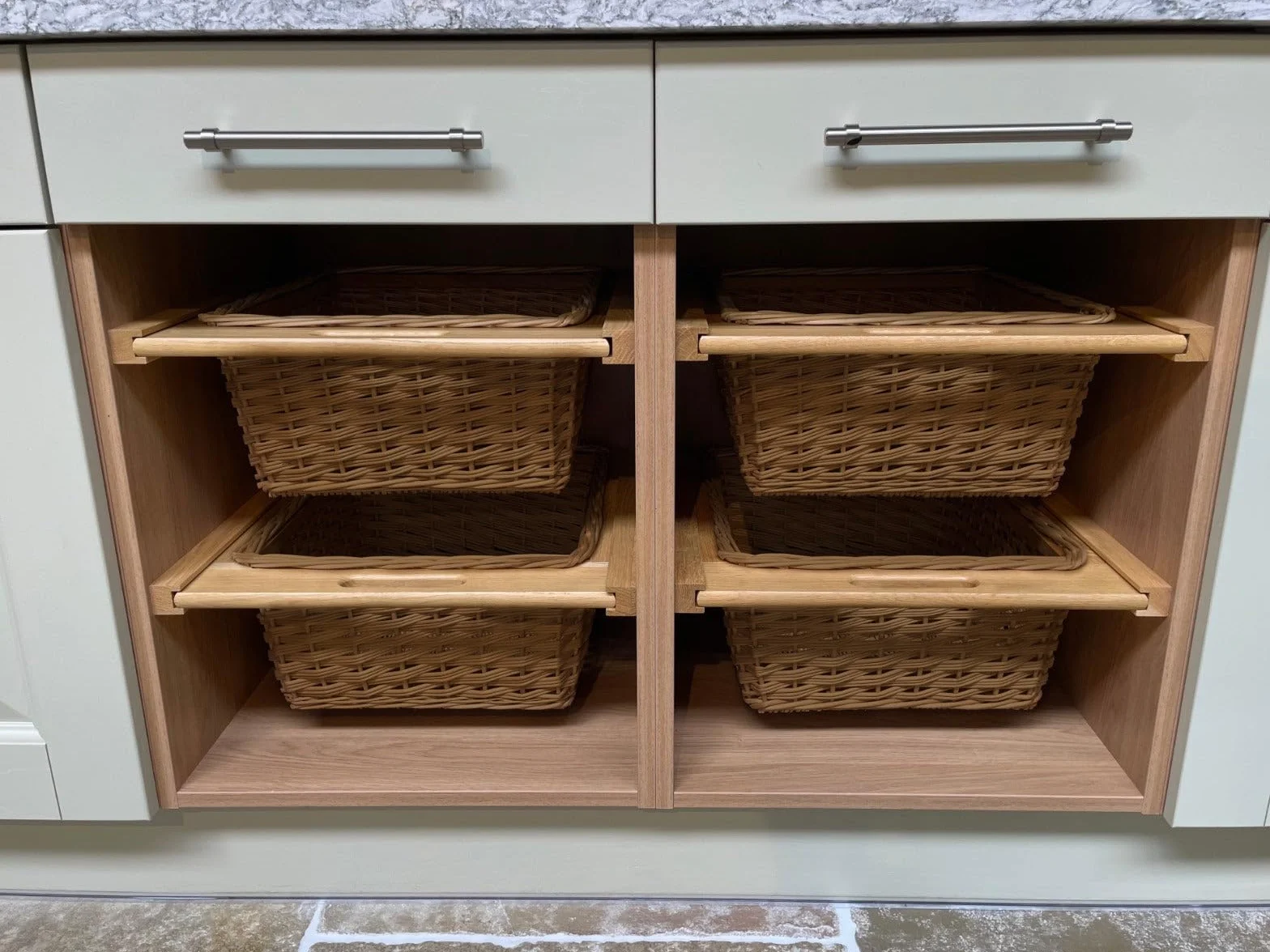 Cestas de Mimbre y Pino para Cocina – Set de 2 – Compatible con Gabinetes de 50cm -con Corredores de Madera de Pino – Diseño Rústico y Duradero – Soporta 10kg por Cesta – Kit de Fijación Incluido