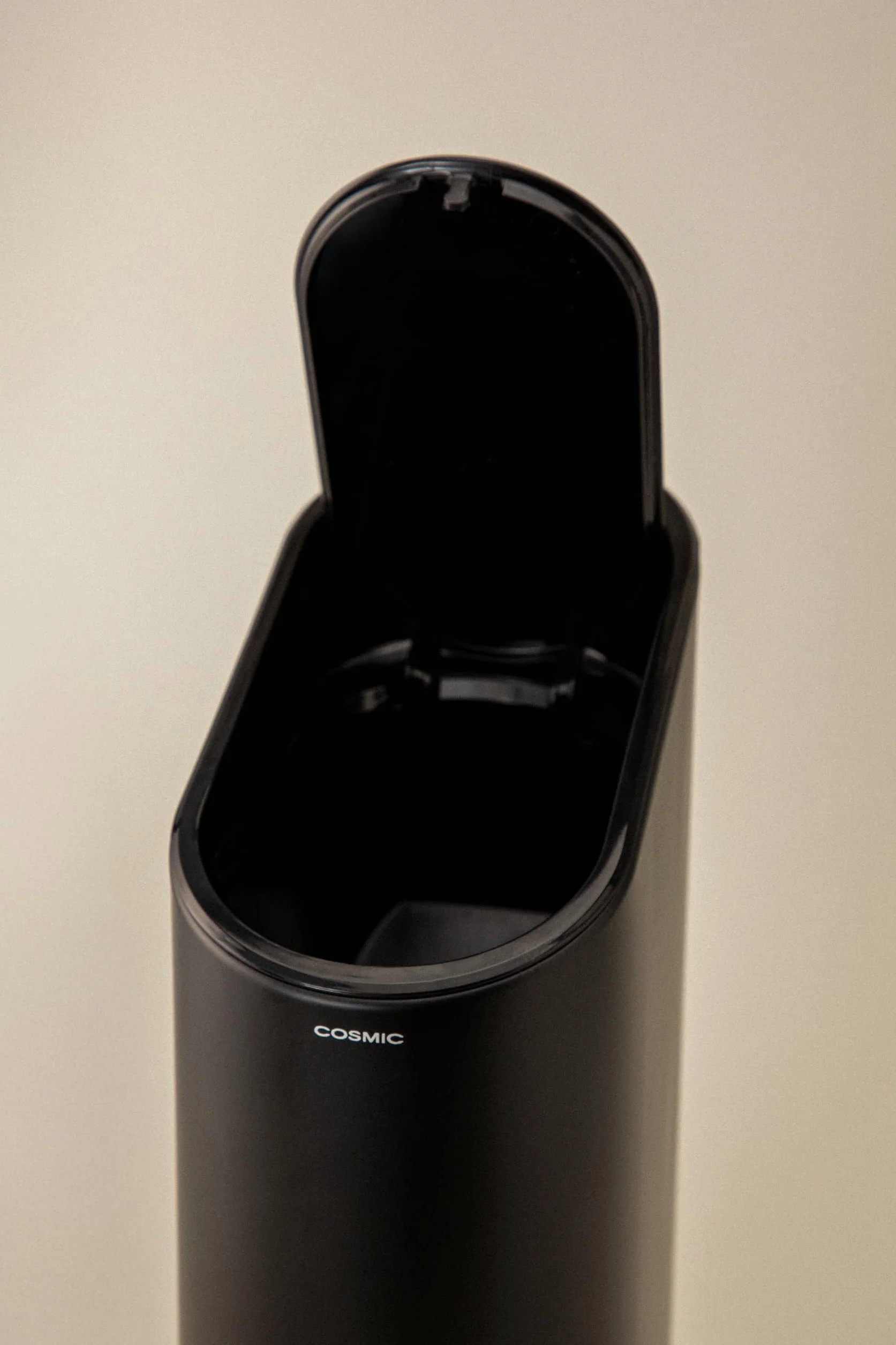 COSMIC Papelera Baño Cocina Compacta 2,5L Apertura Pulsador Diseño Ovalado Sand