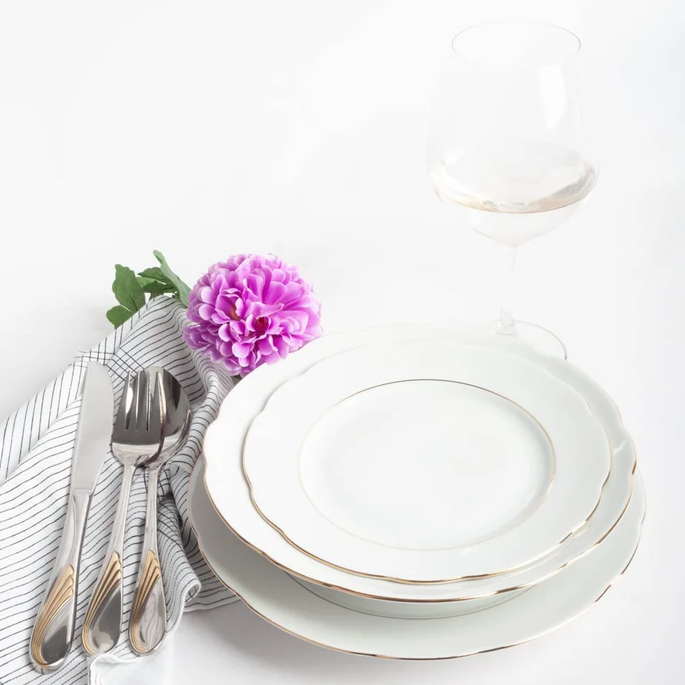 FRANQUIHOGAR - Juego de Vajilla 18 Piezas para 6 Personas - Porcelana Blanca con Filo de Oro, Elegante y Clásico, Incluye Platos Llanos, Hondos, Blanco Con Filo de Oro, Porcelana