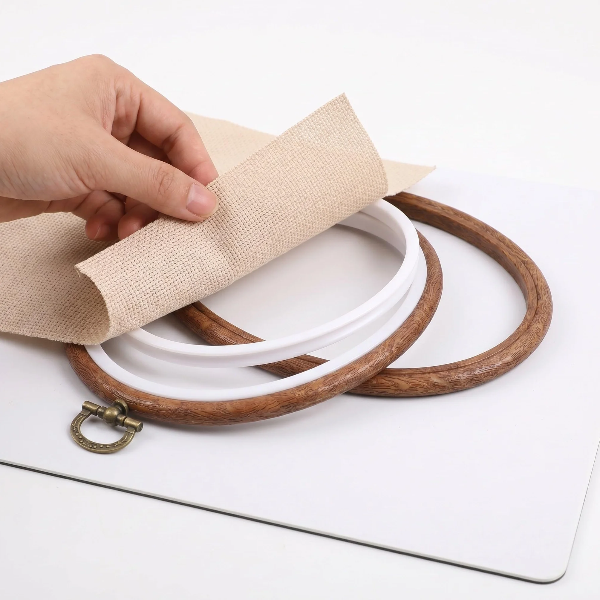 Kisangel 9 aros pequeños para bordar a punto de cruz, marcos de bordado con imitación de vetas de madera y aro para colgar - de costura redondo para manualidades de costura