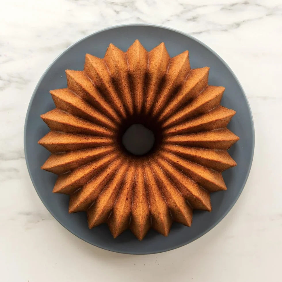 Brilliance Bundt Pan, molde de aluminio fundido para tartas con patrón radiante, utensilios para hornear de primera calidad fabricados en los Estados Unidos, dorado