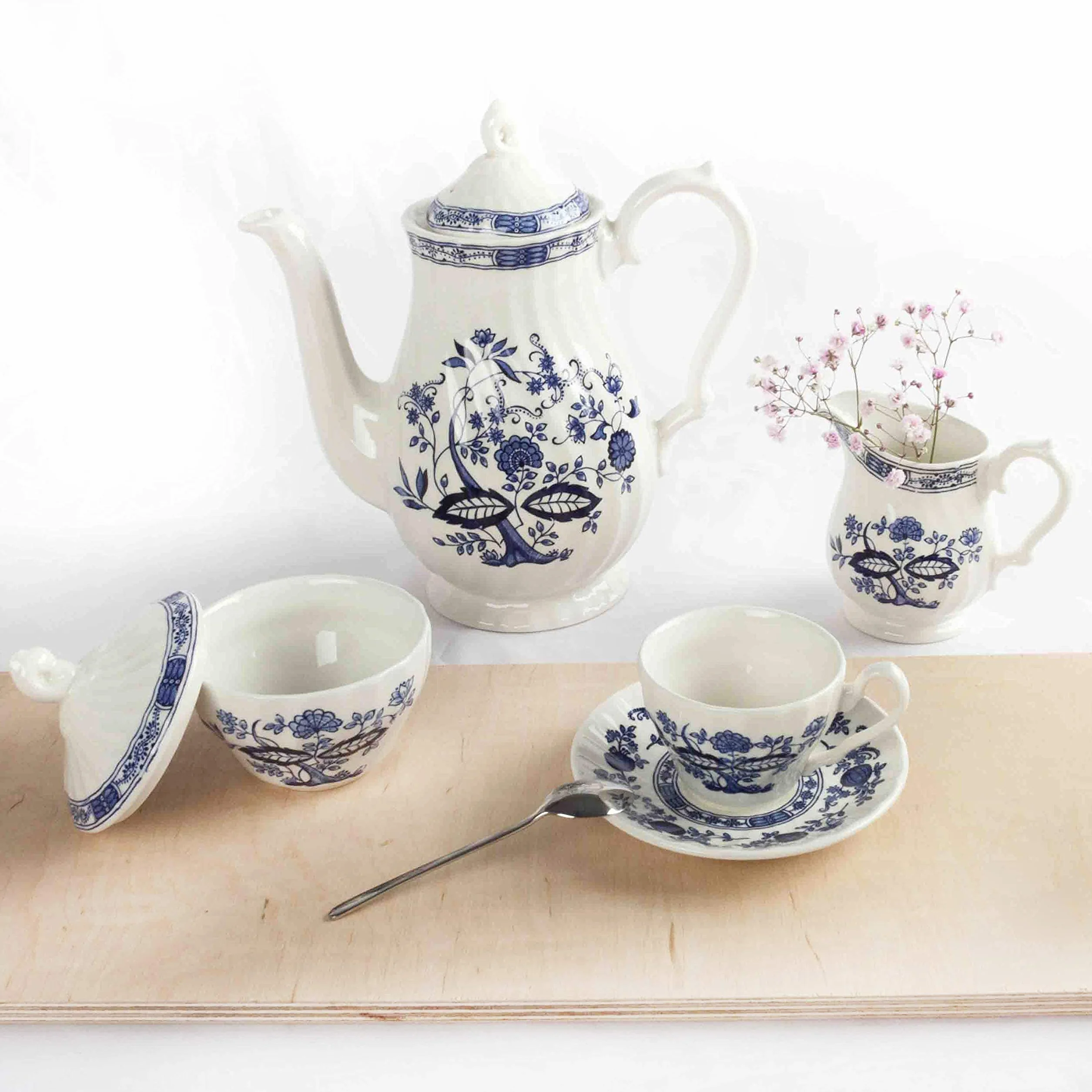 Juego de Café de porcelana blanco azul estilo Inglés 27 piezas - 12 Tazas, 12 Platitos, 1 Cafetera, 1 Lechera, 1 Azucarero | Modelo Inglés Churchill