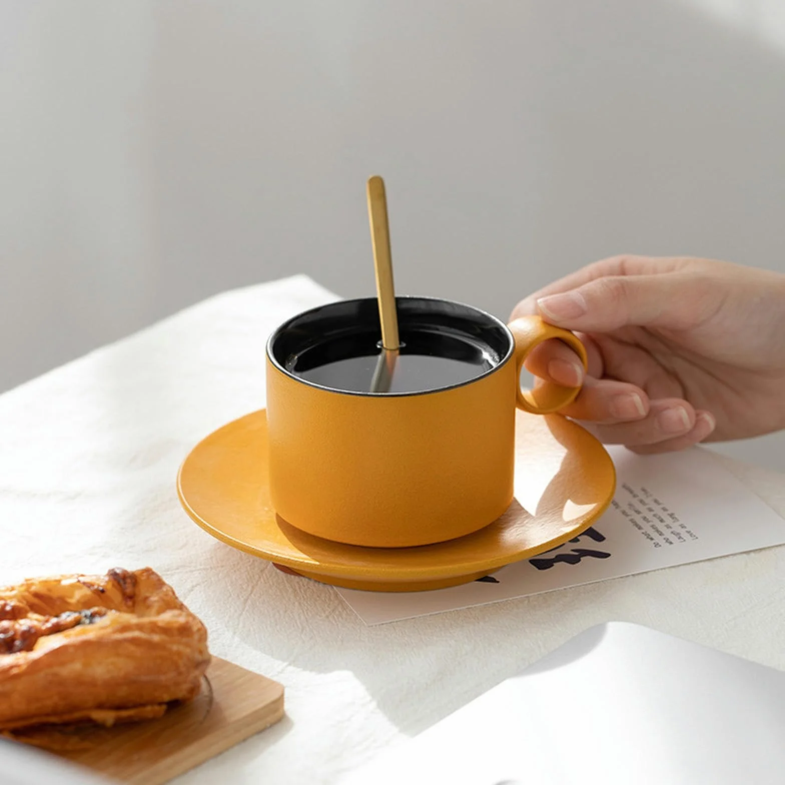 CAPIJIONG Juego de taza de café y plato de cerámica para pareja con cuchara, taza de agua de marca de té de la tarde, caja de regalo premium, (verde) versión corta -130ml/4.5oz