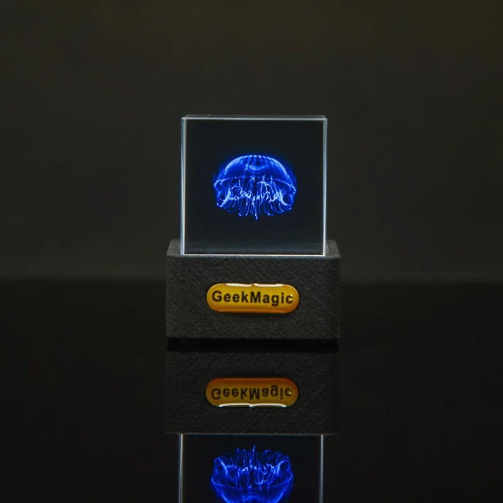 GeekMagic - Mini cubo holográfico 3D, pantalla de fotos 3D de cristal holográfico WiFi, estación meteorológica inteligente y reloj digital con animaciones GIF, marco de fotos electrónico, regalo