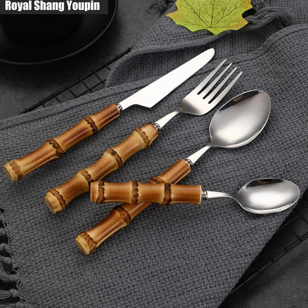 Este Juego de Cubiertos de Acero Inoxidable con Mango de bambú de 24 Piezas Incluye Cuchillos, Tenedores y cucharas, además de un Soporte para Cubiertos. Ideal para el hogar, para Servir Car