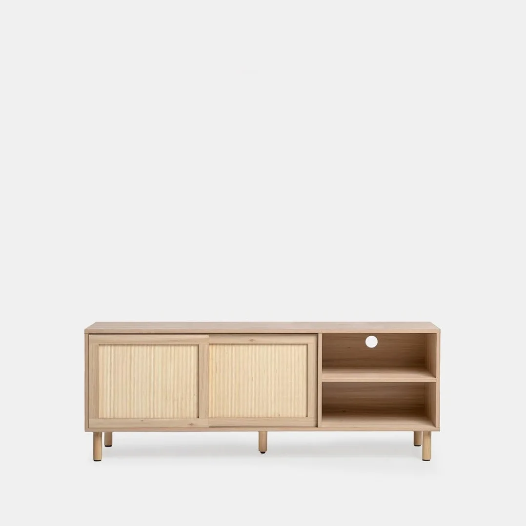 Mueble TV Timor, acabado madera y bambú natural, estilo original y cálido, 2 puertas correderas, 2 estanterías, pasacables, dimensiones 140 x 54 Cm.