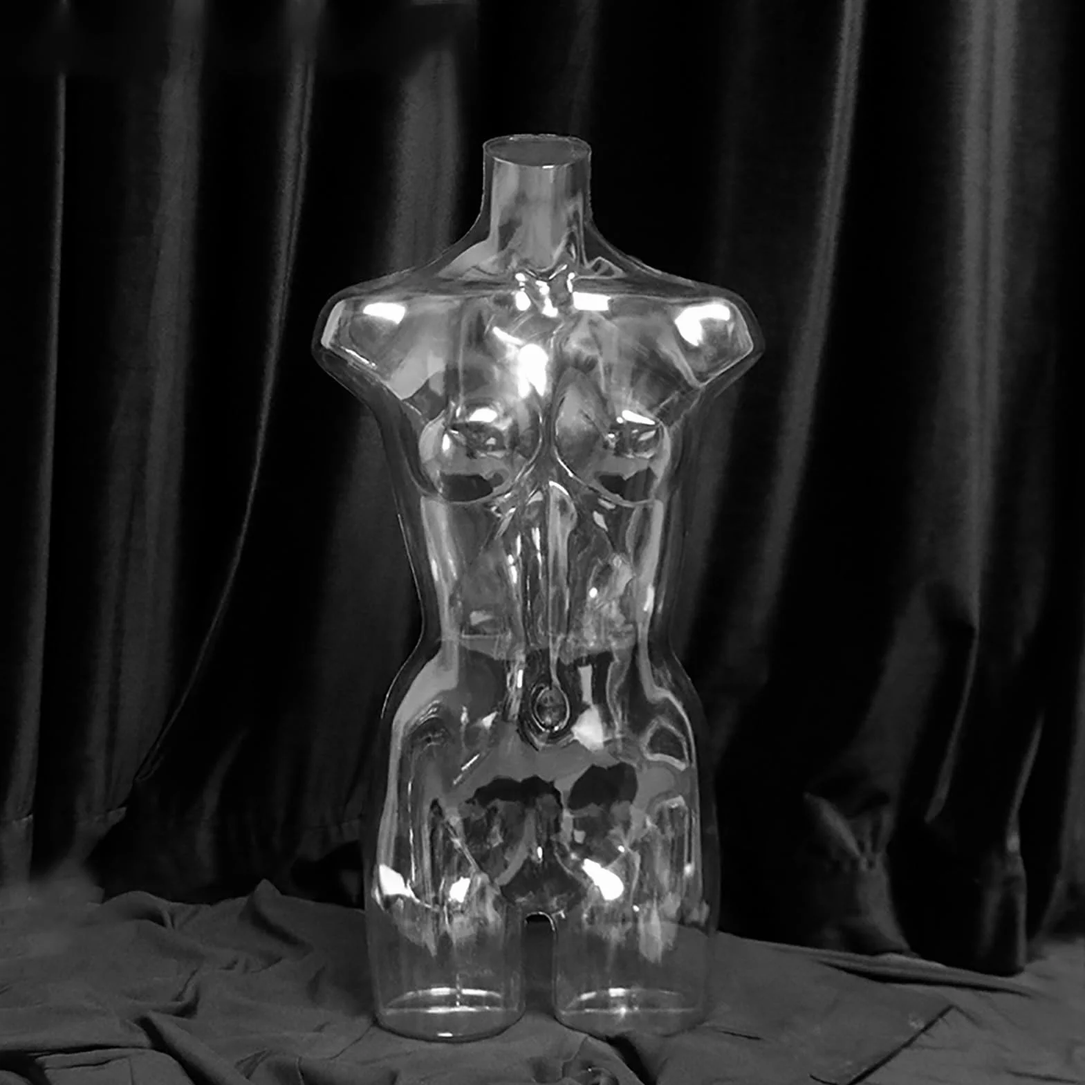 Maniquí de torso femenino de plástico transparente, forma rígida de medio cuerpo para exhibición de ropa con perchero