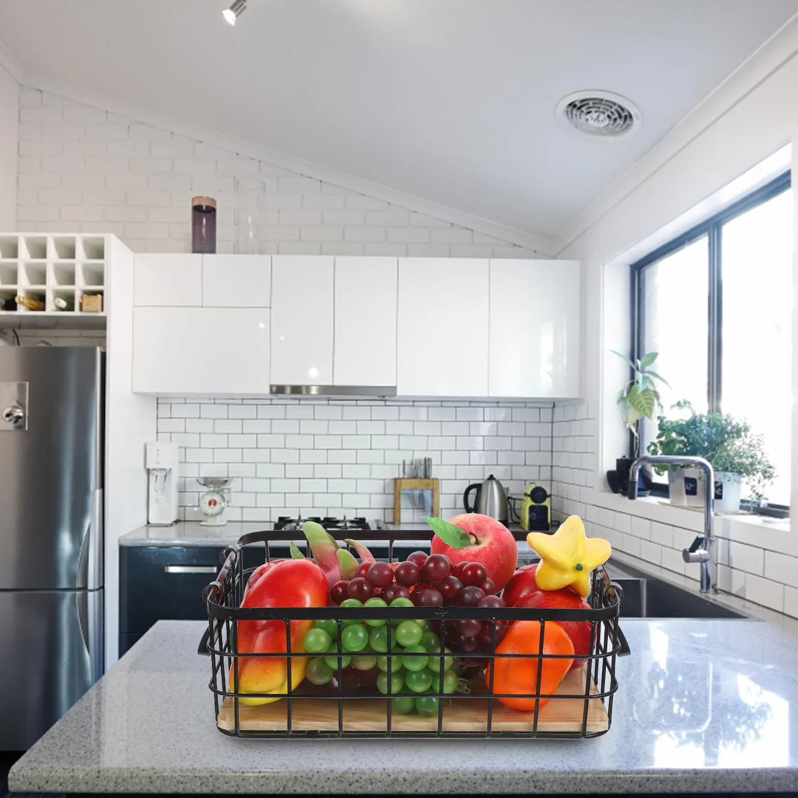 Cesta de Almacenamiento de Alambre Negra Asas de Hierro y Base de Madera | Organizador Multiuso para Cocina y Frutas, Diseño Sencillo y Práctico, Uso en Escritorio Doméstico