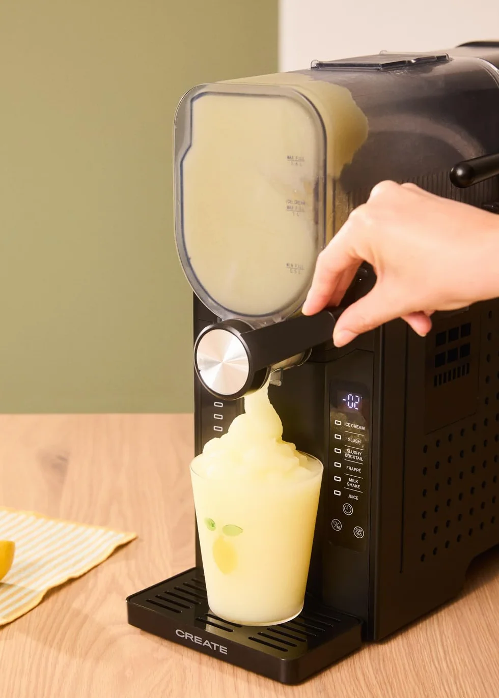 CREATE/SLUSH MAKER/Máquina de granizados y bebidas heladas/Capacidad de 2.6L. 6 programas pre-establecidos. control táctil. modo autolimpieza. bandeja antigoteo. fácil de transportar. 200W