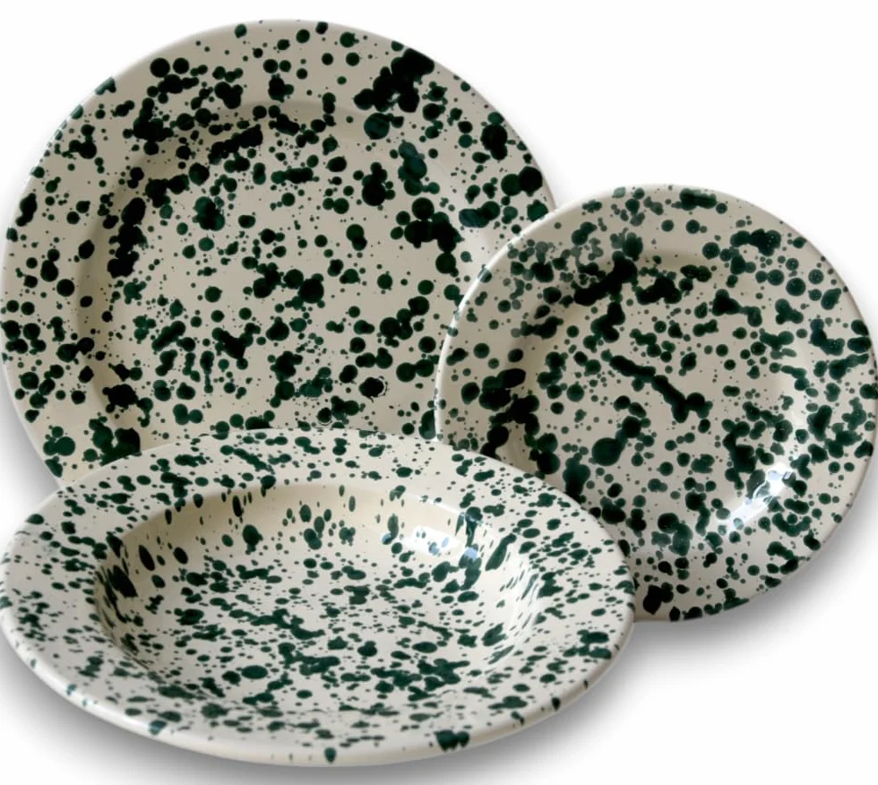 Juego de 18 platos hondos de mayólica, decoración verde rocío