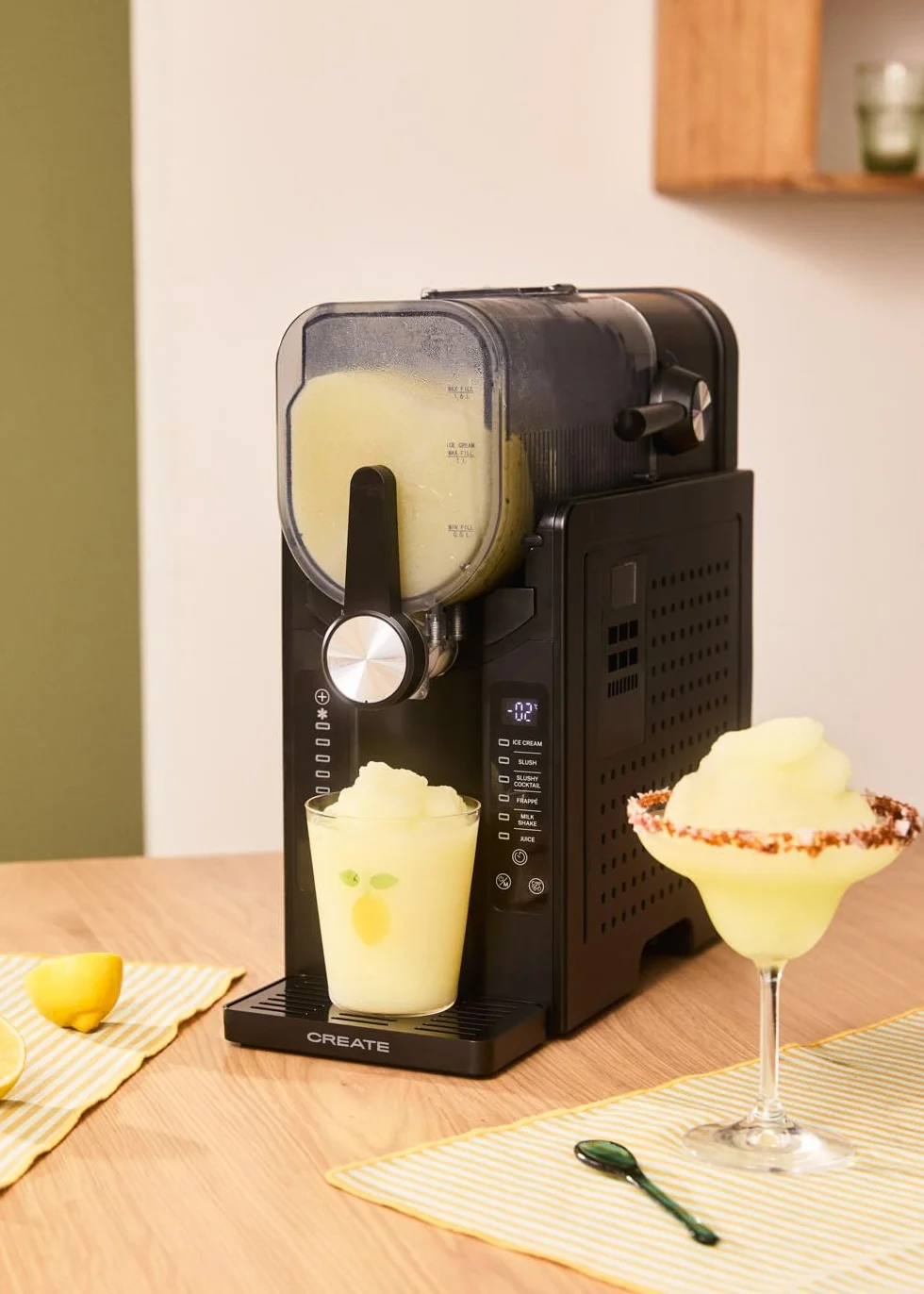 CREATE/SLUSH MAKER/Máquina de granizados y bebidas heladas/Capacidad de 2.6L. 6 programas pre-establecidos. control táctil. modo autolimpieza. bandeja antigoteo. fácil de transportar. 200W