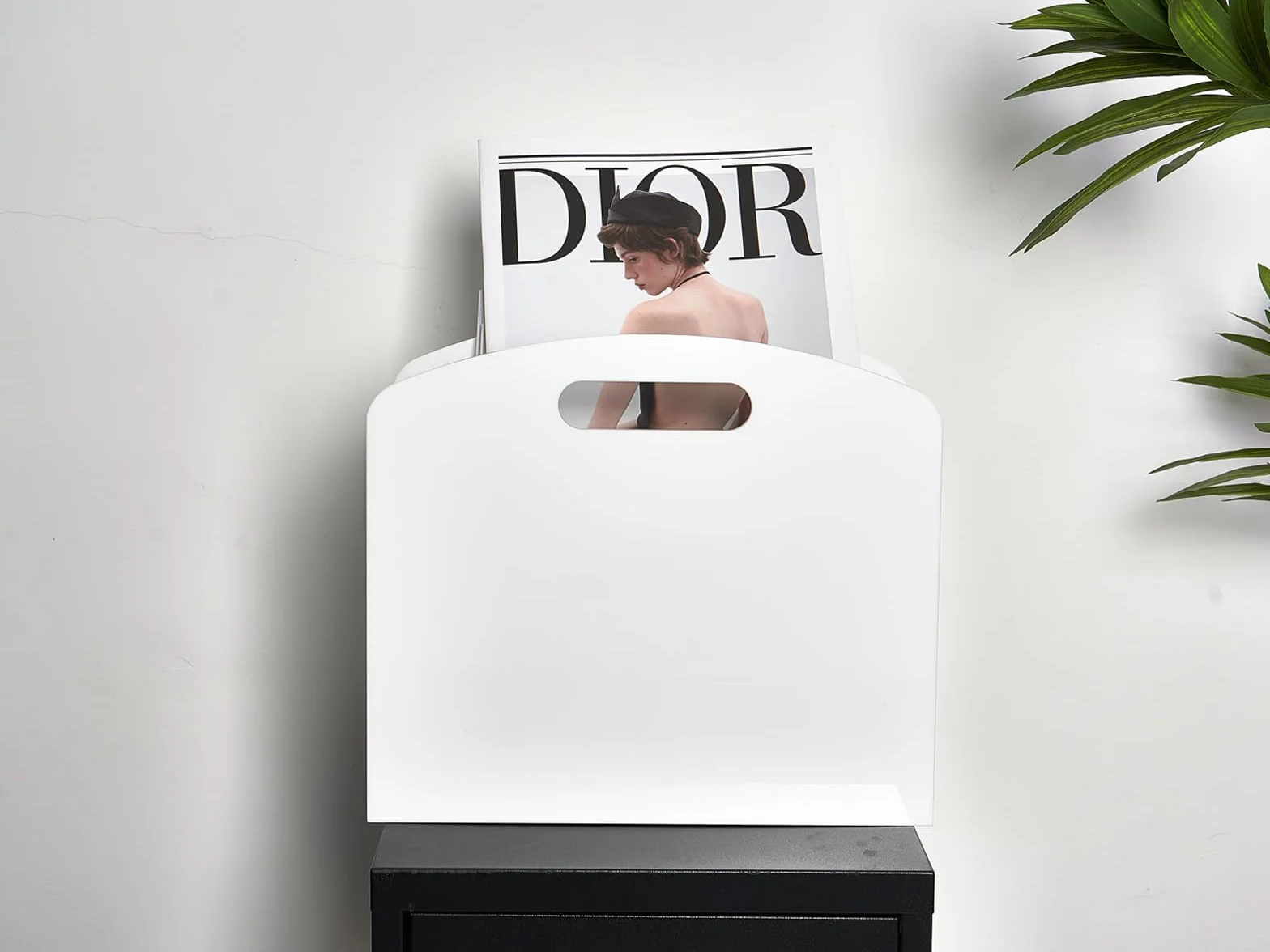 Revistero blanco – Revistero acrílico para piso, soporte de periódicos con asas, moderno Lucite para revistas y cesta de libros para baño, dormitorio, sala de estar