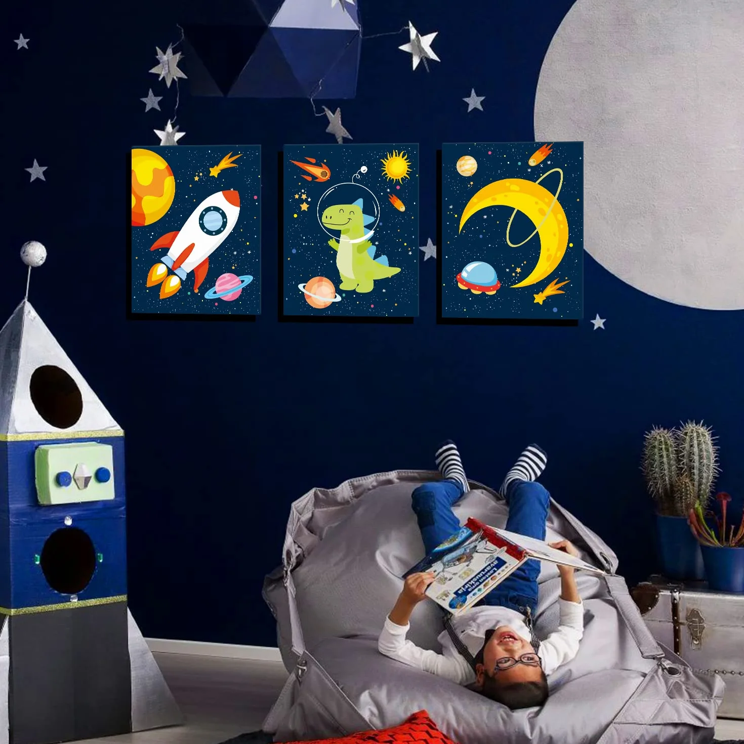 KAIRNE Póster de lienzo de pared de dinosaurios del espacio exterior, juego de 4 (12 x 16 pulgadas, enmarcado) planeta astronauta, decoración de cohete para habitación de niños, habitación de niños,